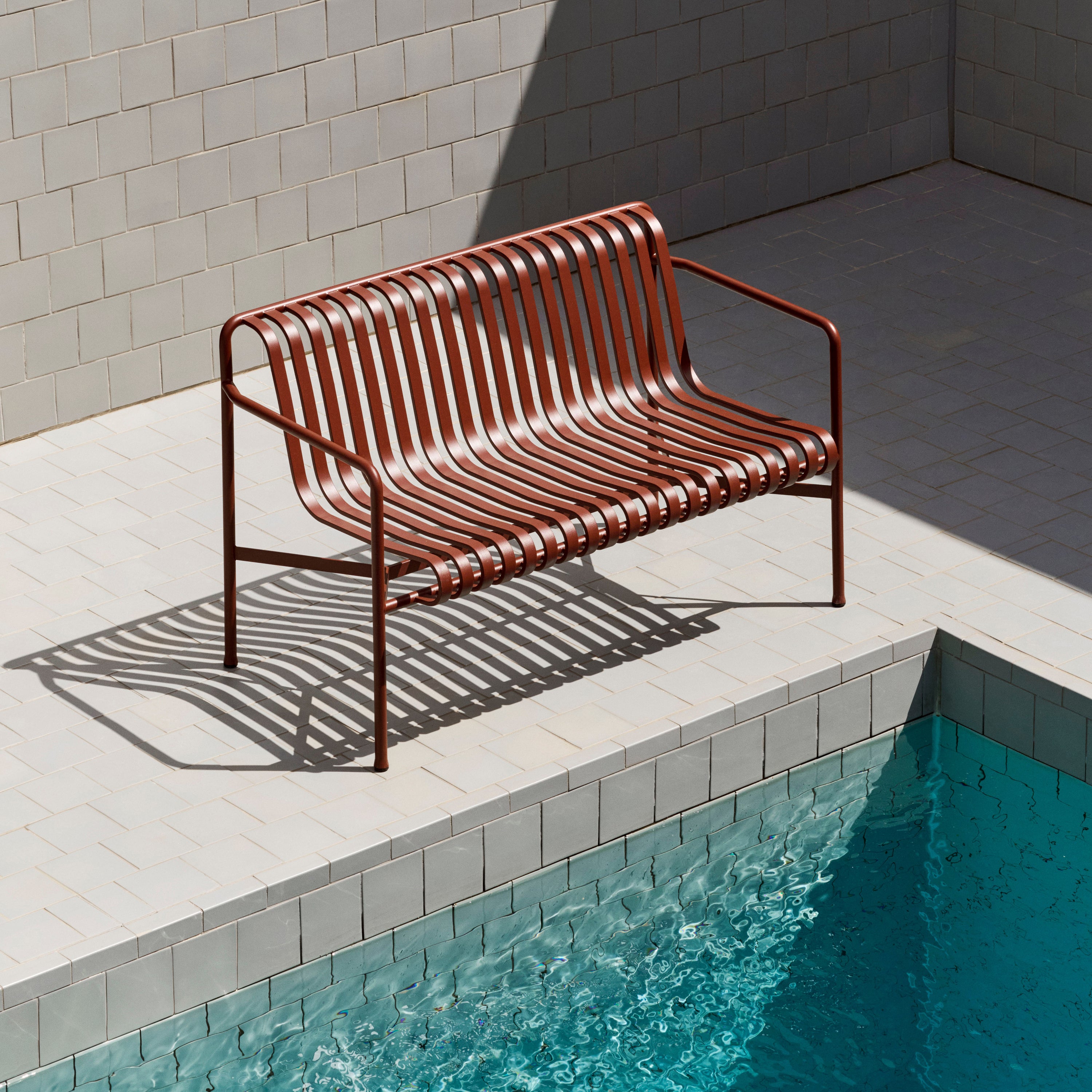 HAY Palissade Tuinbank 2,5-zits met Armleuning - Iron Red