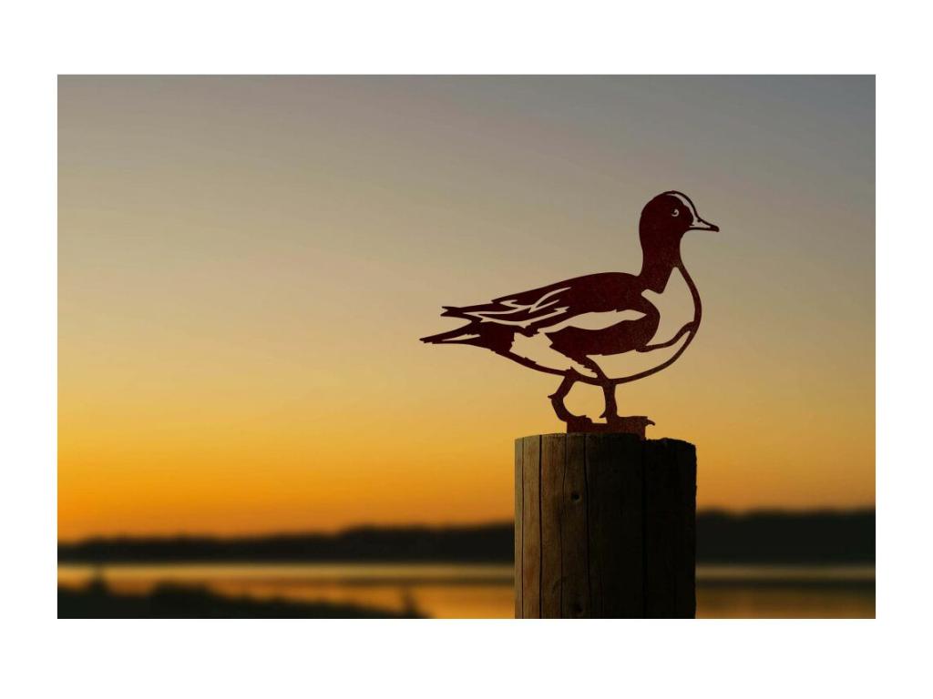 Silbato de pato con decoración animal en acero corten