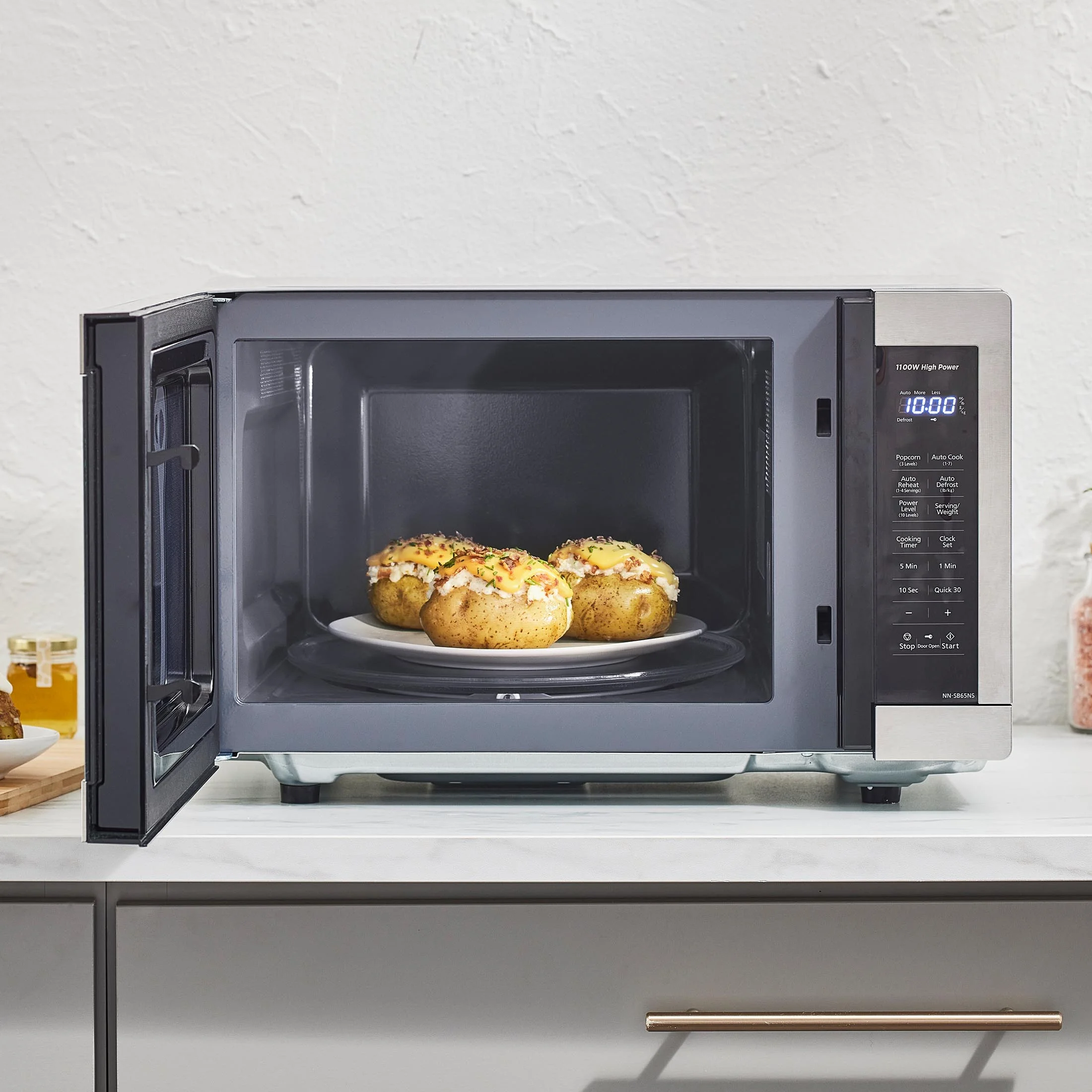 Panasonic 1.3 cu ft Countertop Microwave Oven in Glass Door - Image 3