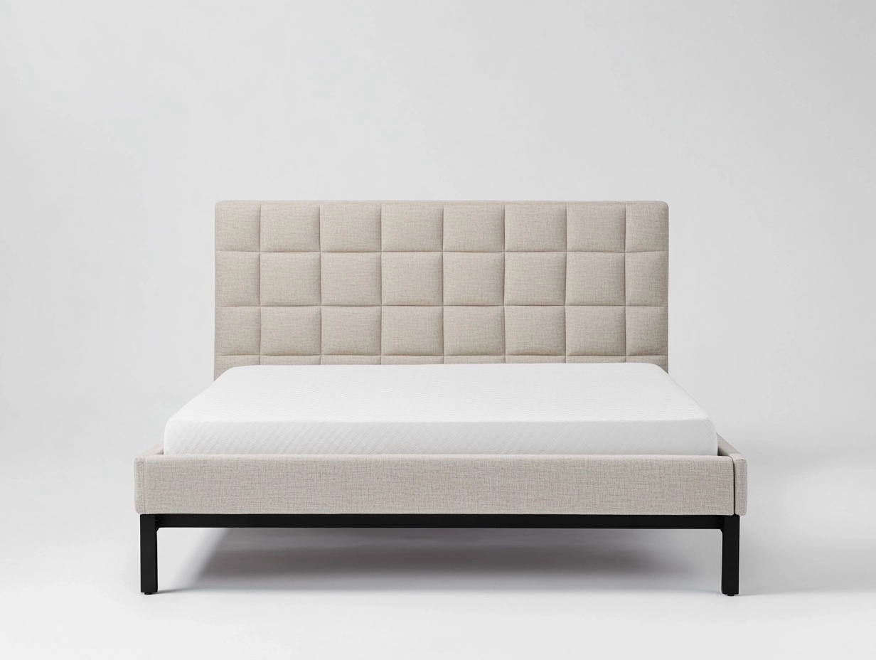Cama tapizada en tela beige con cabecero acolchado en cuadros