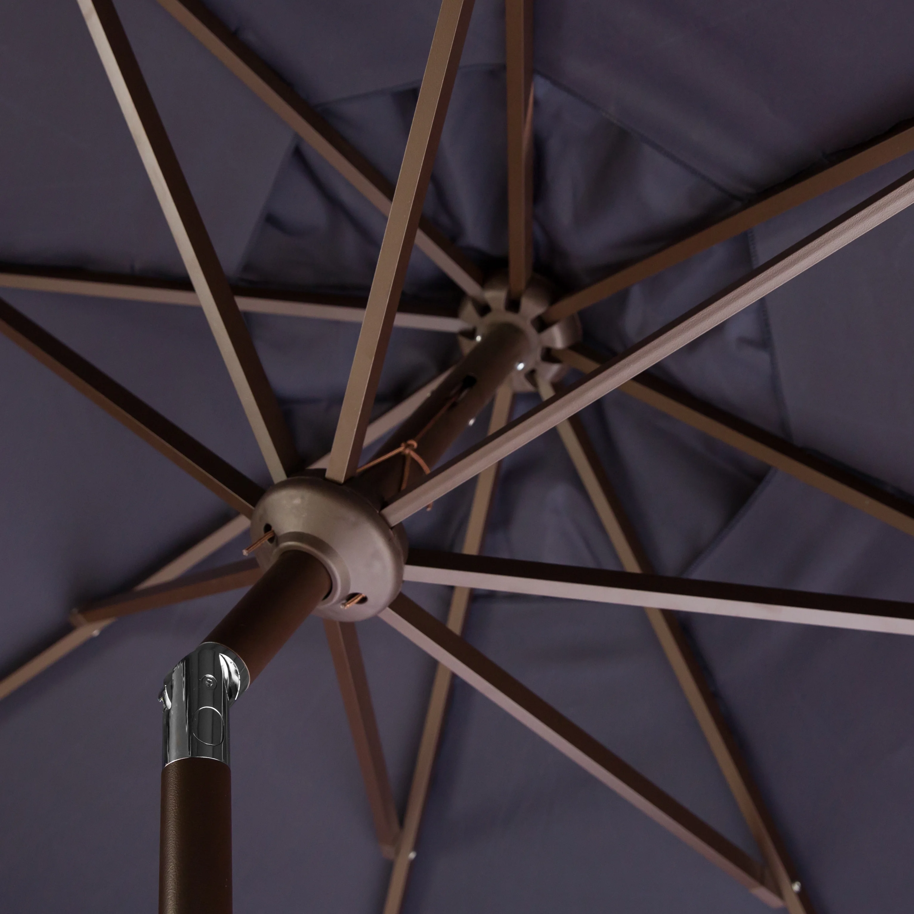 Safavieh Venice 9' Market Crank Tilt Patio Umbrella, Navy/White - Image 4