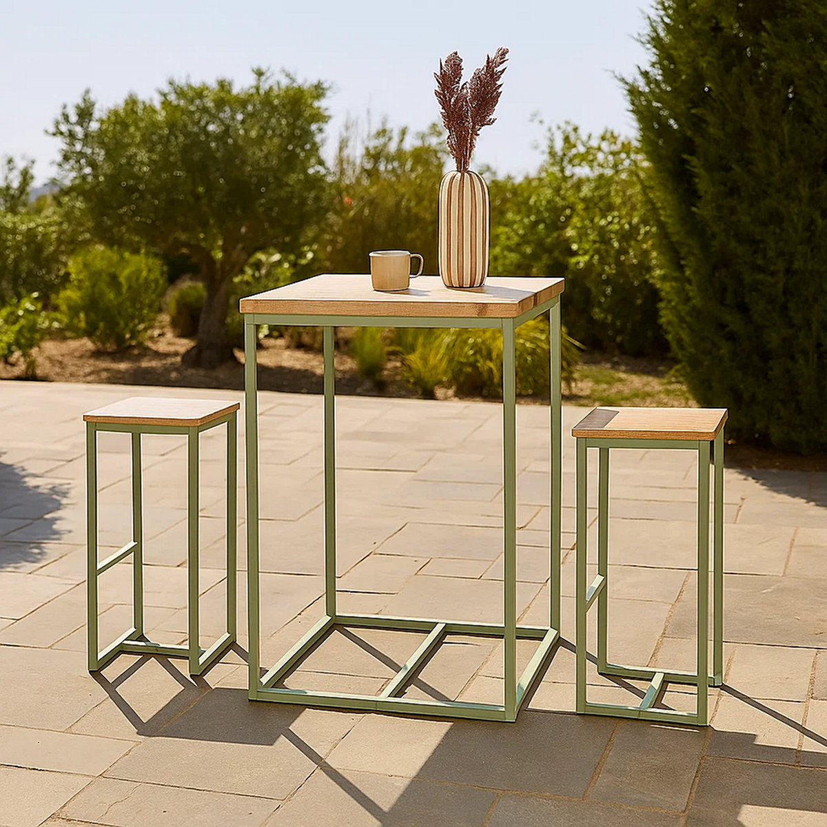 Conjunto de bar para jardín 3 pzas metal verde y madera natural – mesa alta y 2 taburetes