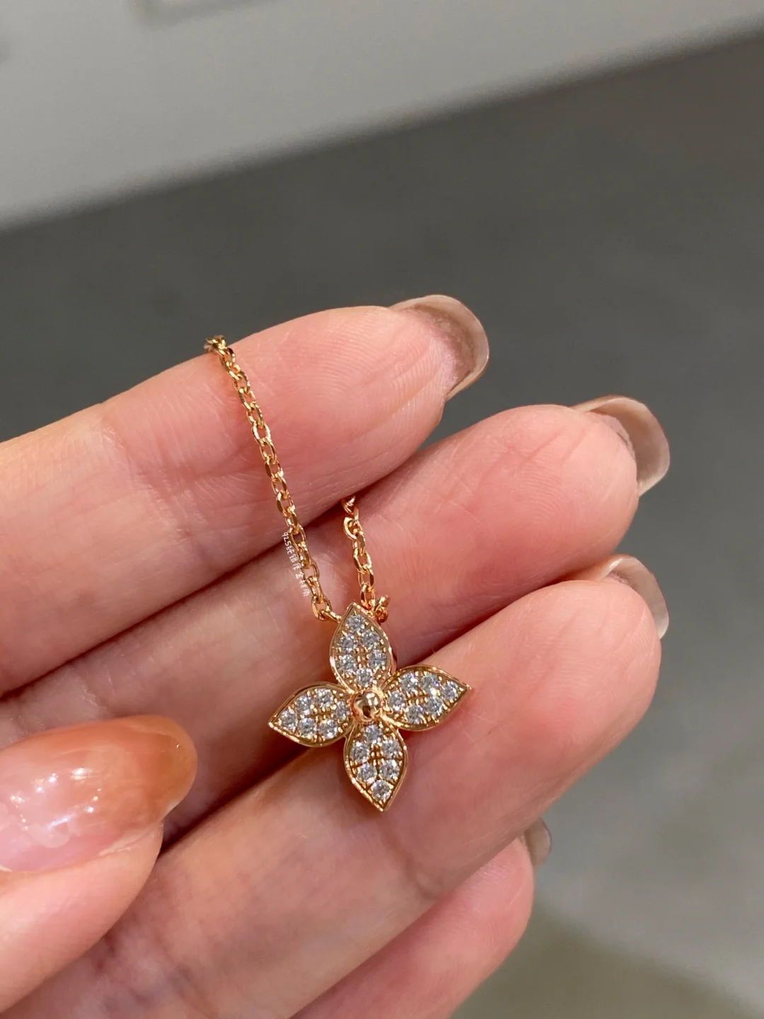 Louis Vuitton Idylle Blossom Pendant Necklace-One Flower - Original Replica Club