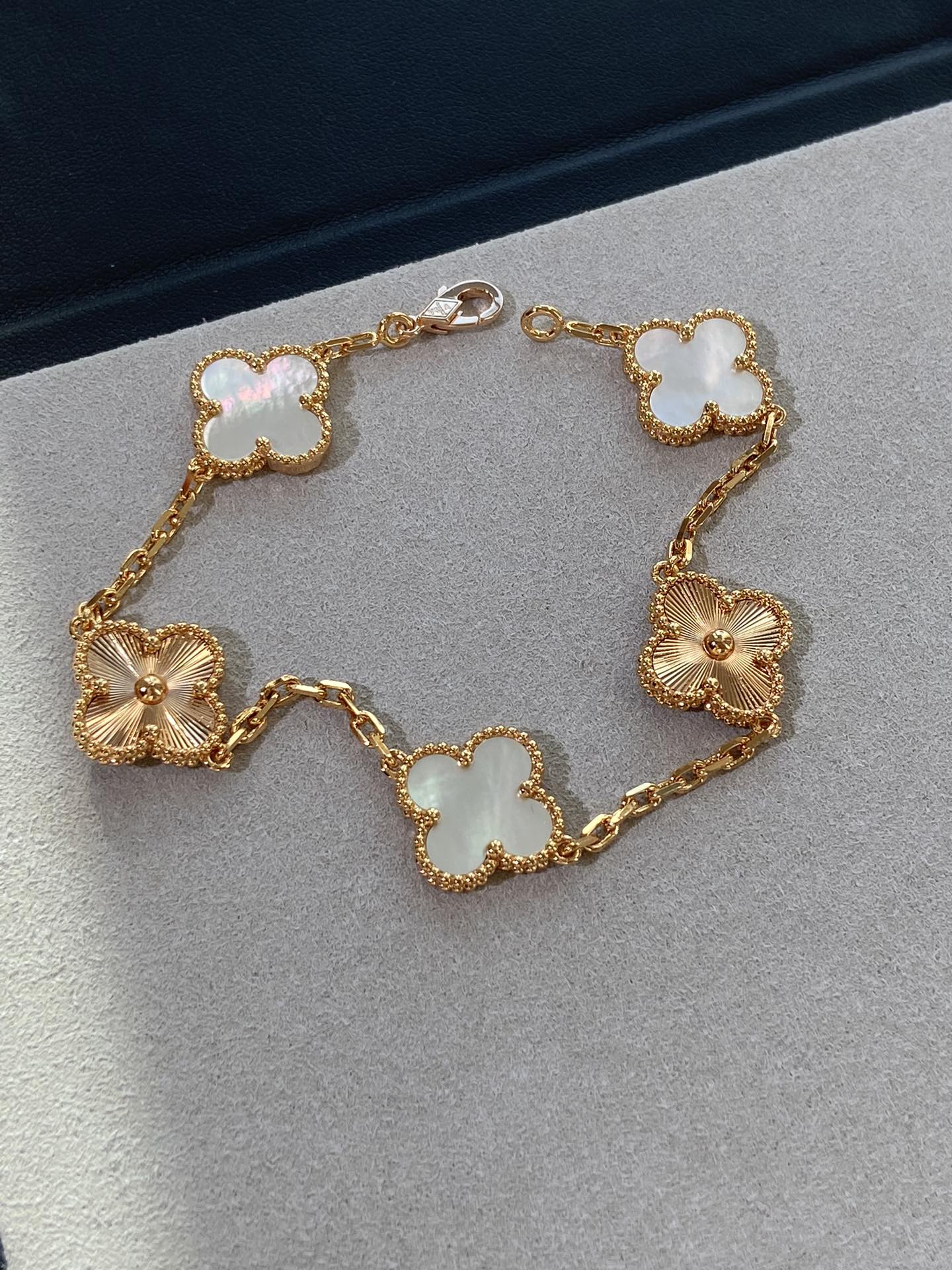 VCA Vintage Alhambra White and Gold Bracelet 5 Motifs - Original Replica Club
