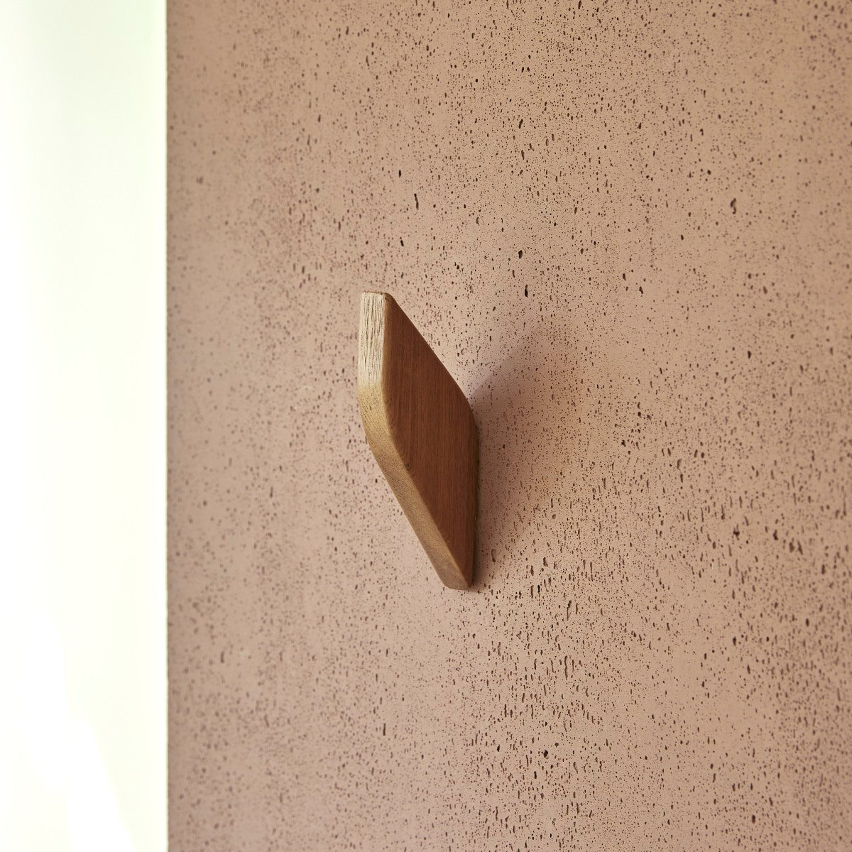 Tikamoon - wandhaak in massief essenhout Lea