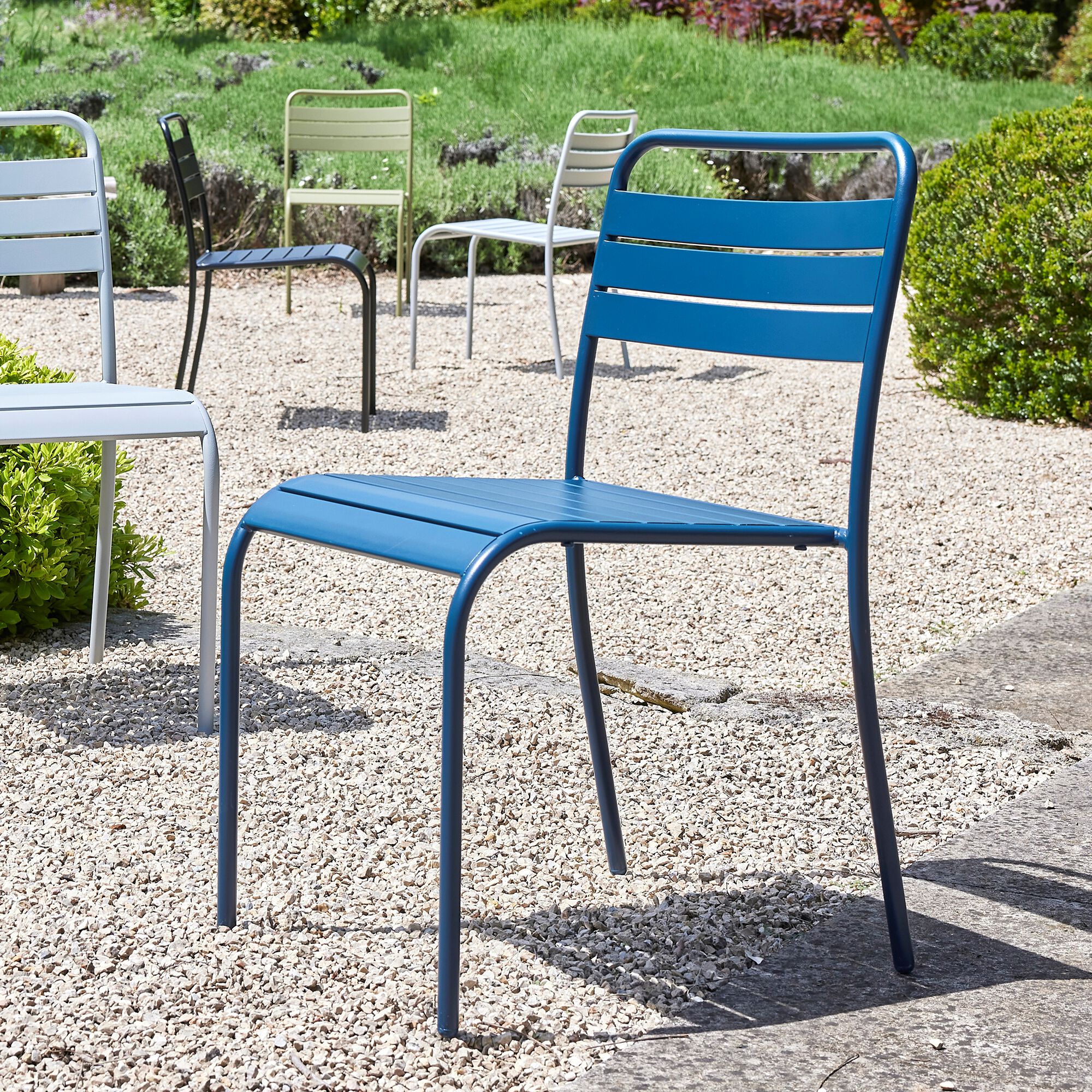 SOURIS - Chaise de jardin empilable en acier - bleu figuerolles