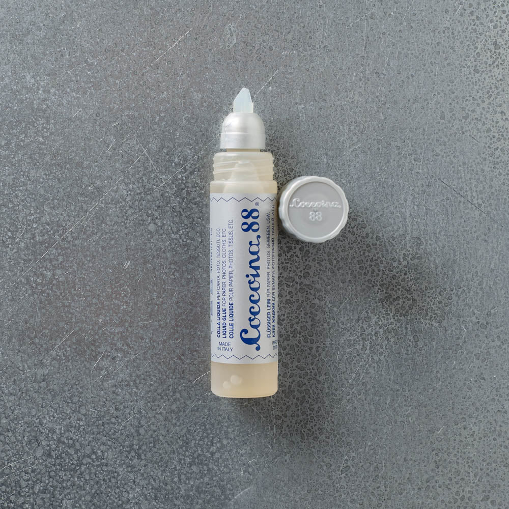 Tube de colle liquide