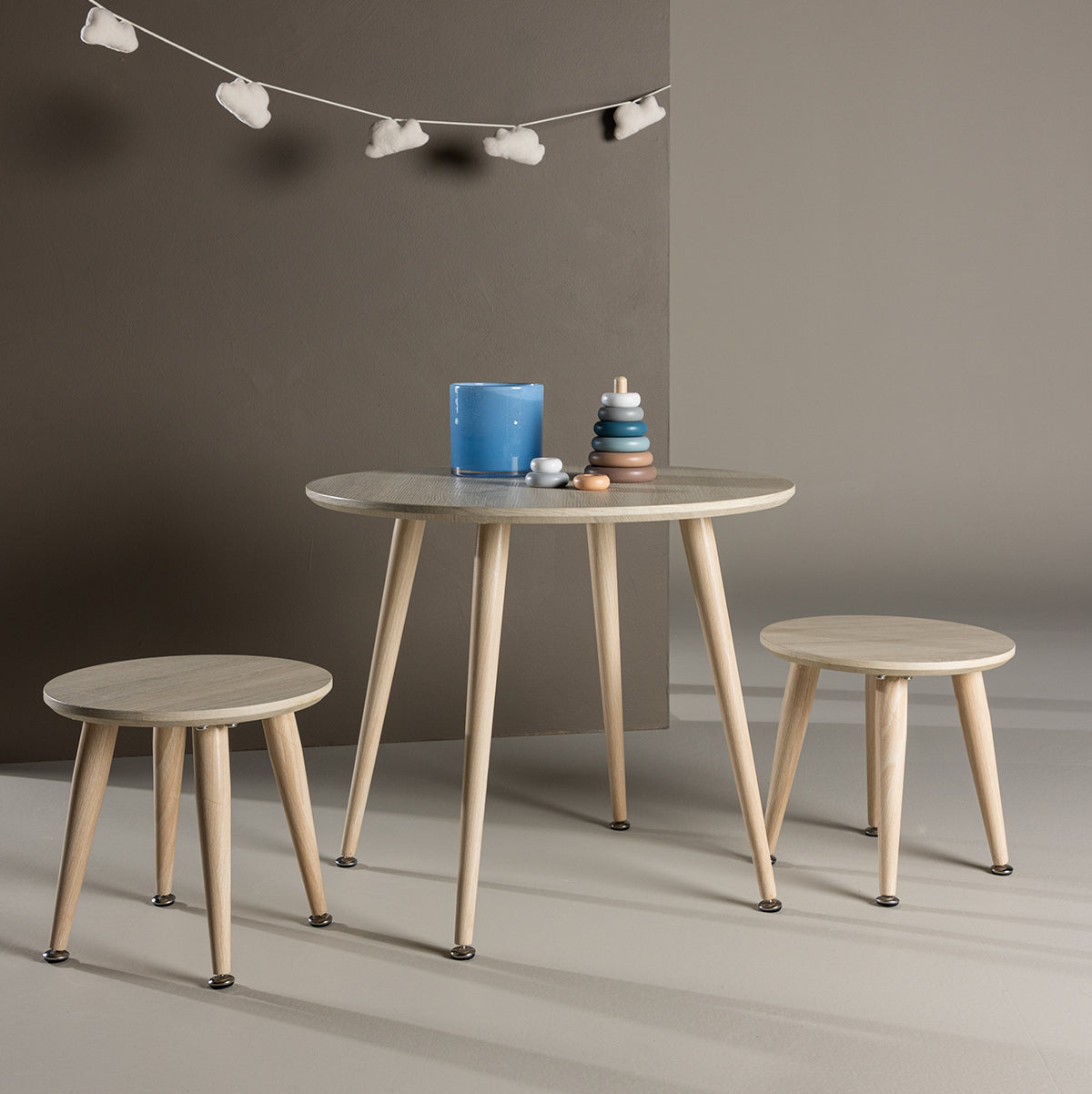 Nest living Runar set van kindertafel met twee stoeltjes - whitewash
