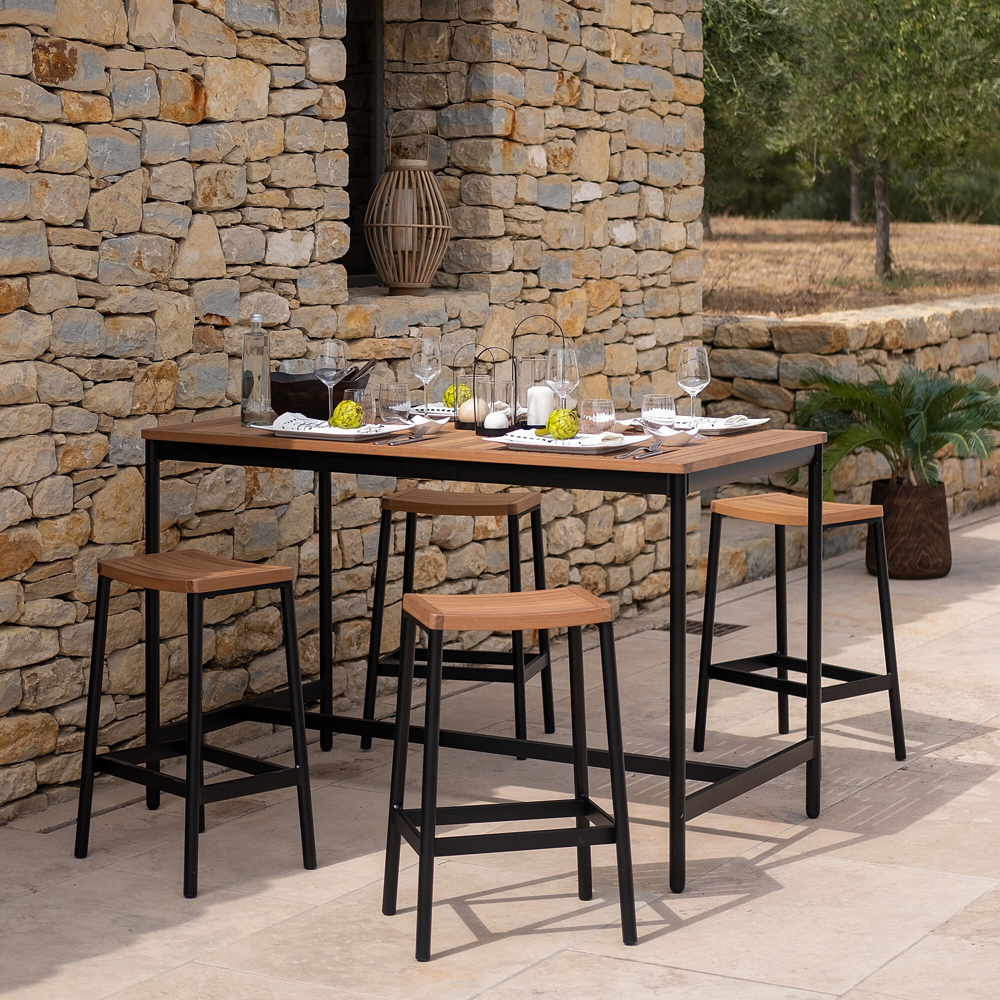 LARI - Table haute de repas jardin en eucalyptus - bois clair (6 places)