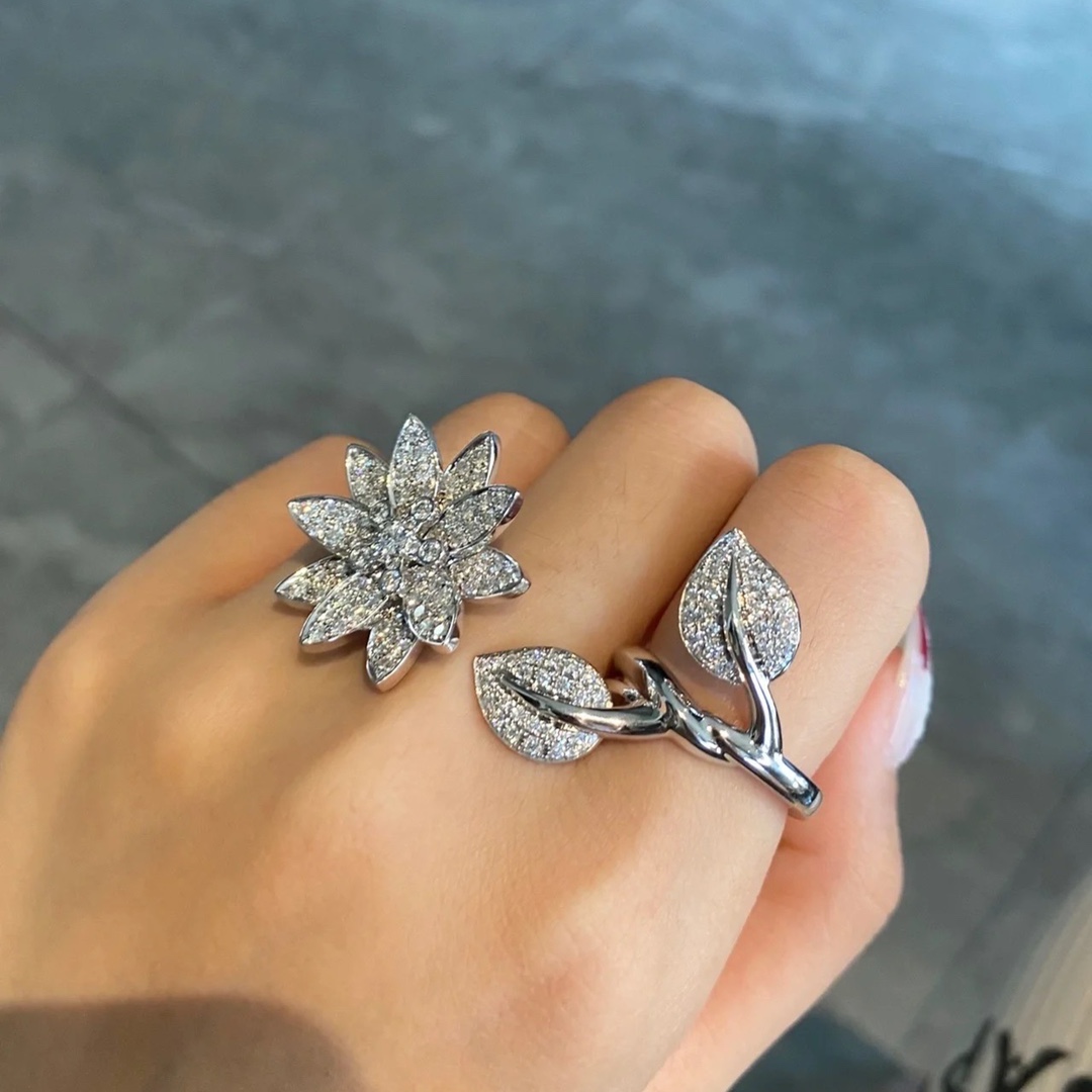 VCA Lotus Between the Finger Ring - Original Replica Club