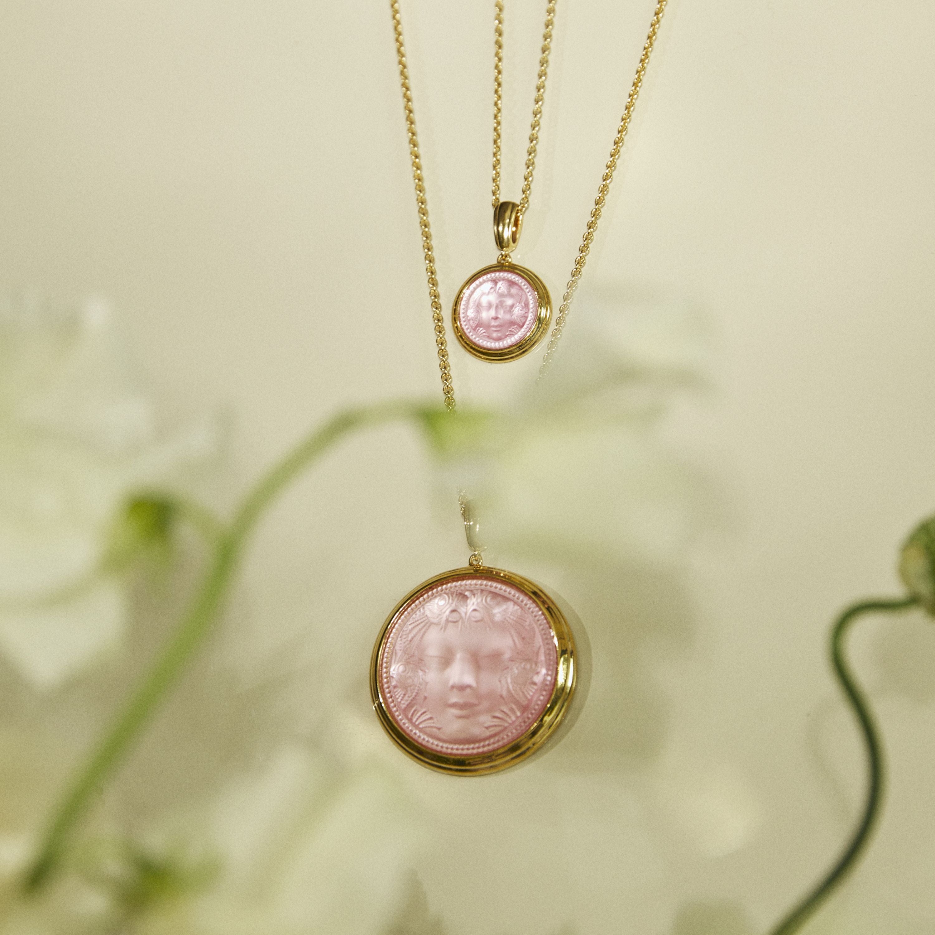 PENDENTIF ARÉTHUSE ROND - CRISTAL INCOLORE NACRÉ ROSE, PLAQUÉ OR JAUNE 18 CARATS