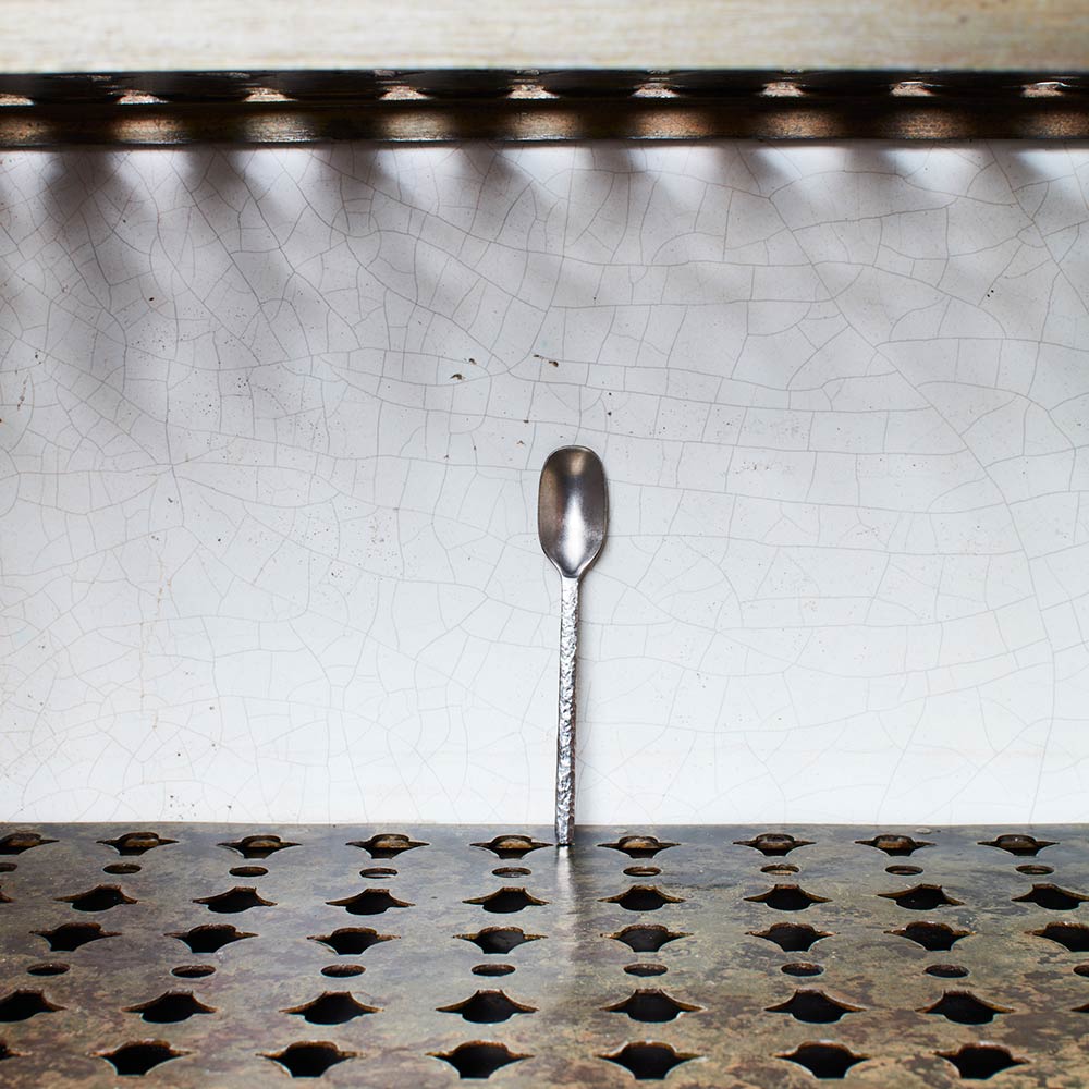 Cuillère en métal martelé - Stonewash - La Nouvelle Table