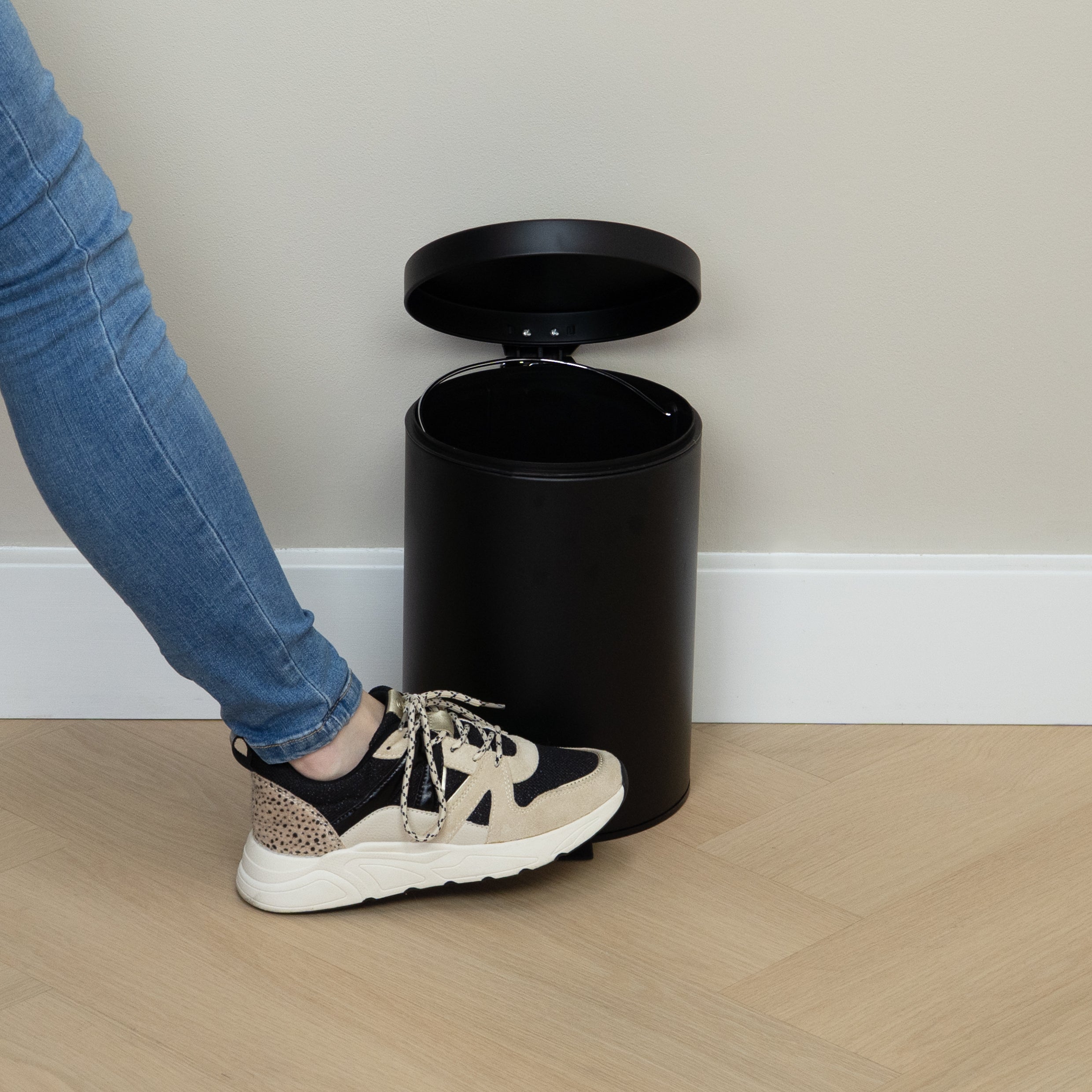 QUVIO Prullenbak 5 L - Rond - Metaal - Zwart