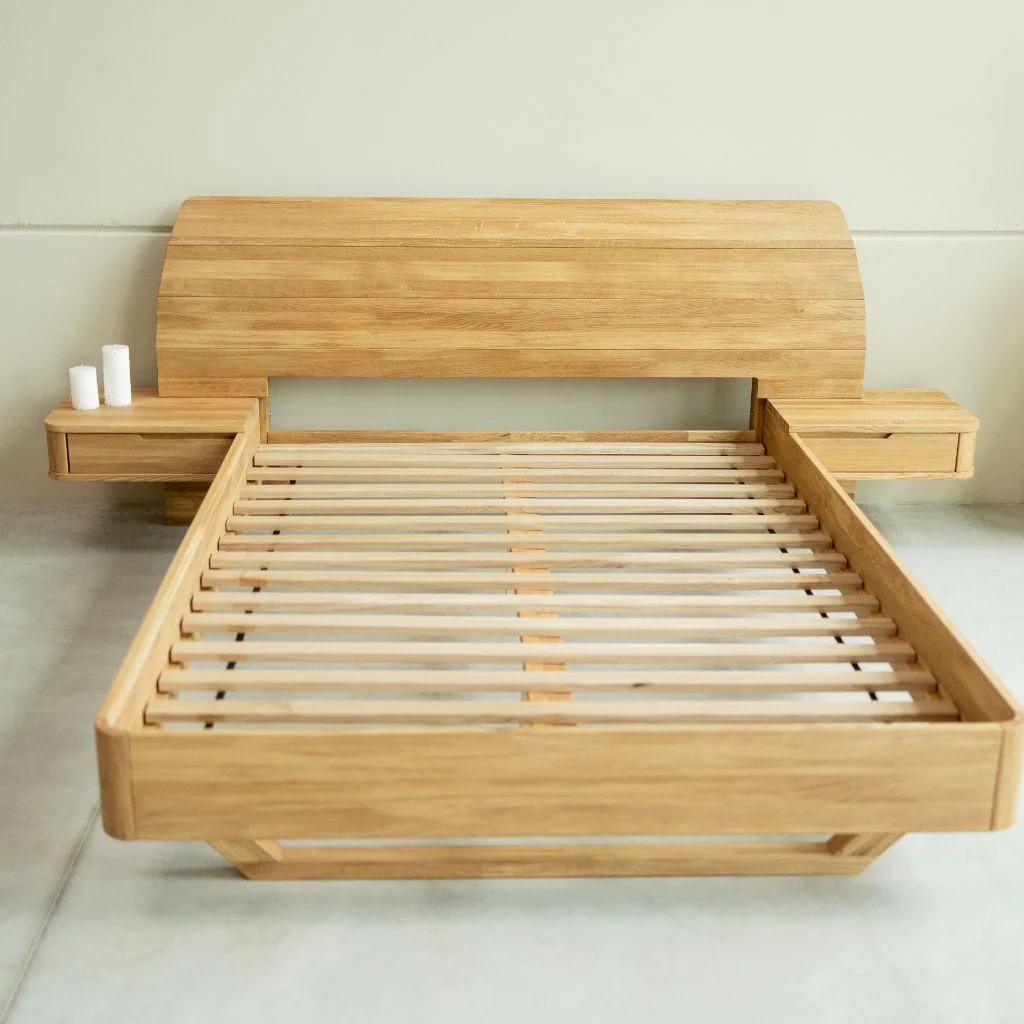 Cama de madera maciza de roble Alina con cabezal y, 2 mesitas de noche flotante | NordicStory