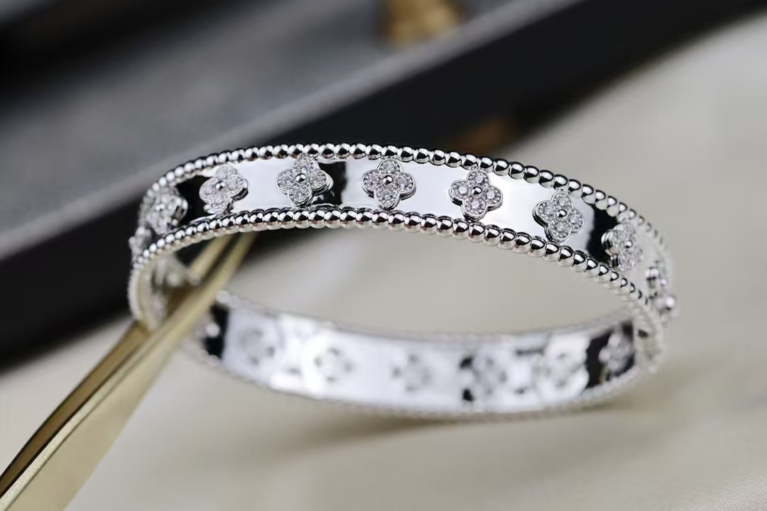 VCA Perlee Clovers Bracelet, Medium Bangle - Original Replica Club
