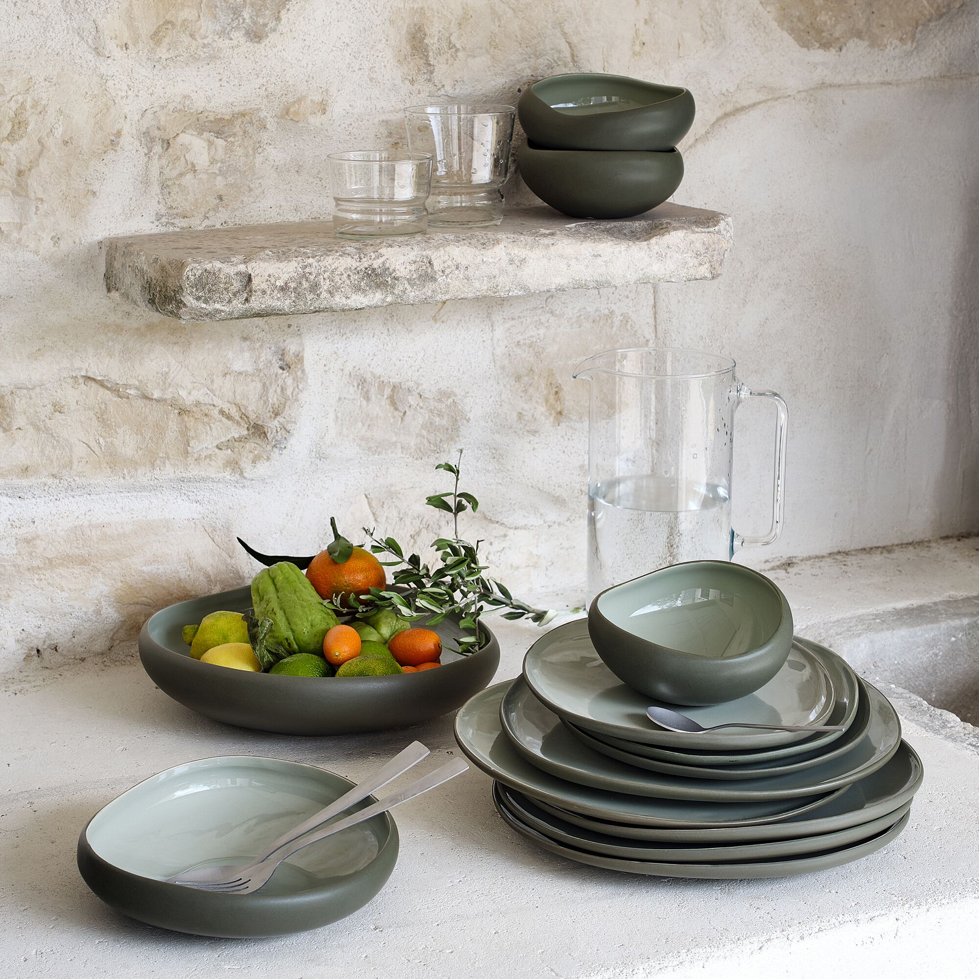KYMA - Assiette plate en grès D27cm - vert olivier