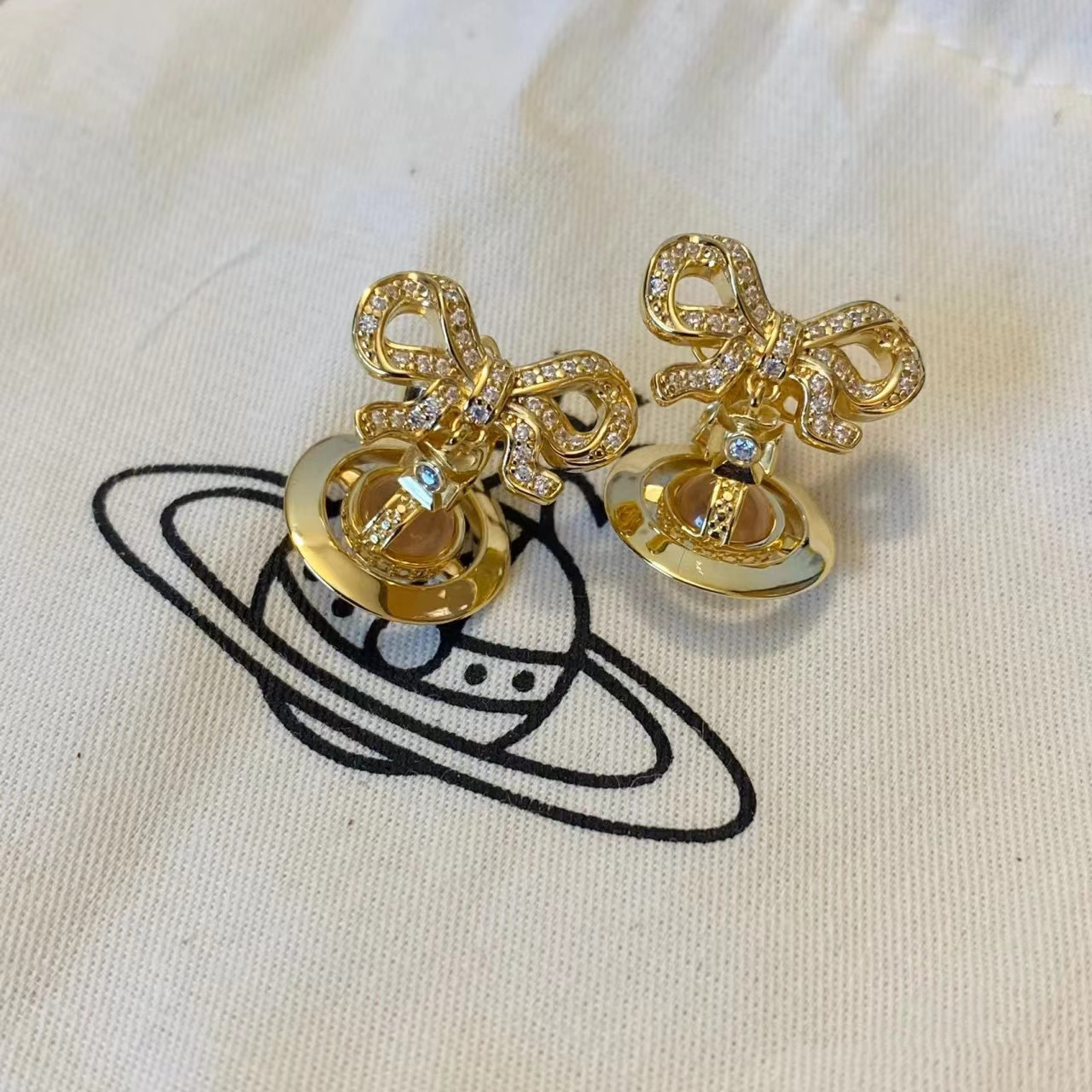 Vivienne Westwood Bowknot Crystal Saturn Earrings - Original Replica Club