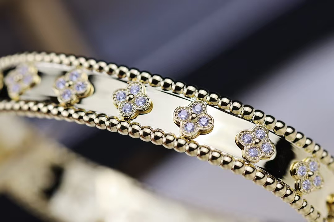 VCA Perlee Clovers Bracelet, Medium Bangle - Original Replica Club