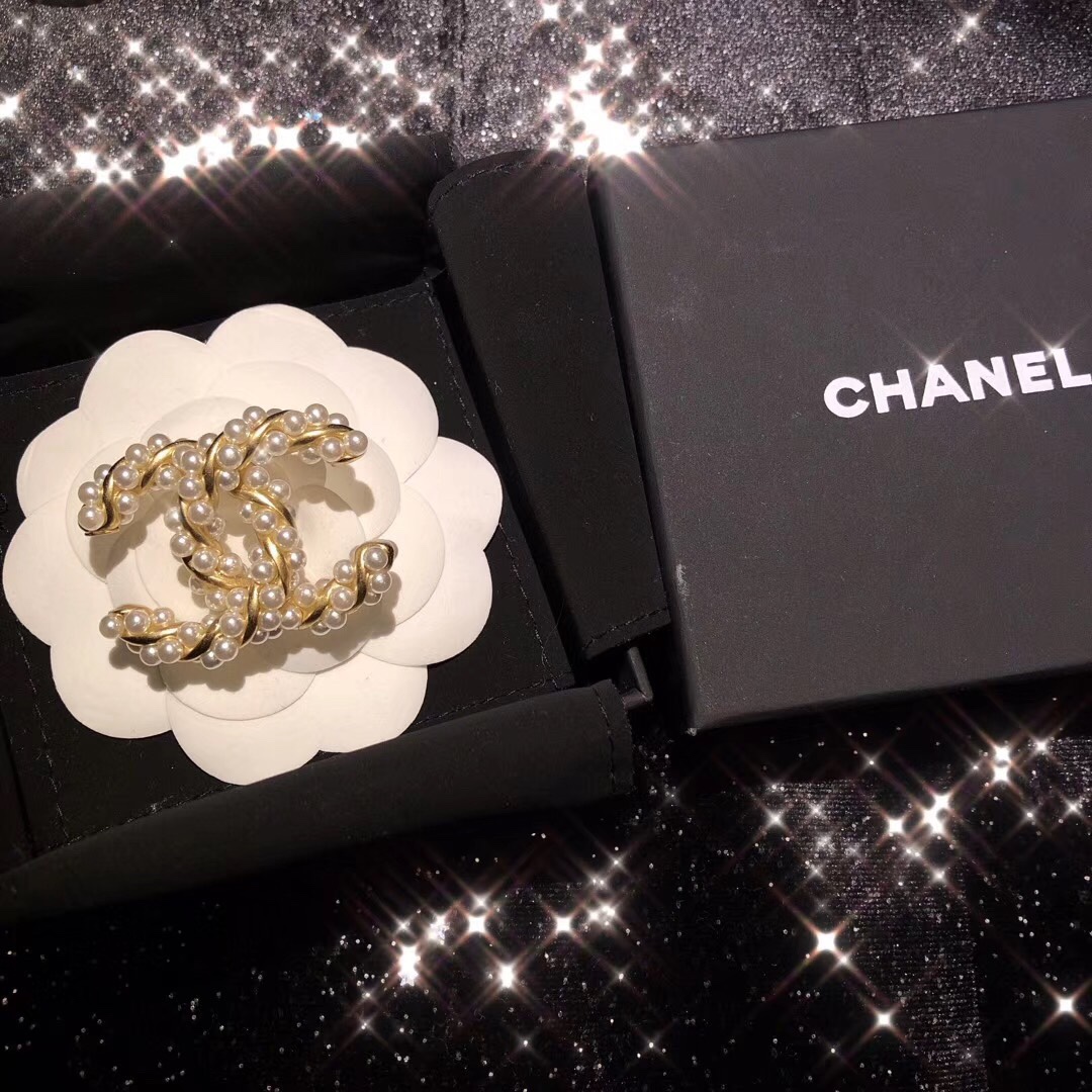 Chanel Pearl Wrap Gold Twist CC Brooch - Original Replica Club