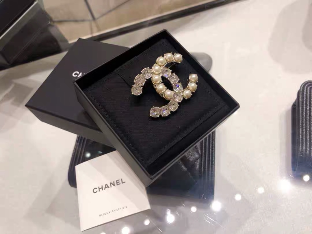 Chanel Round Diamond Pearl Brooch - Original Replica Club