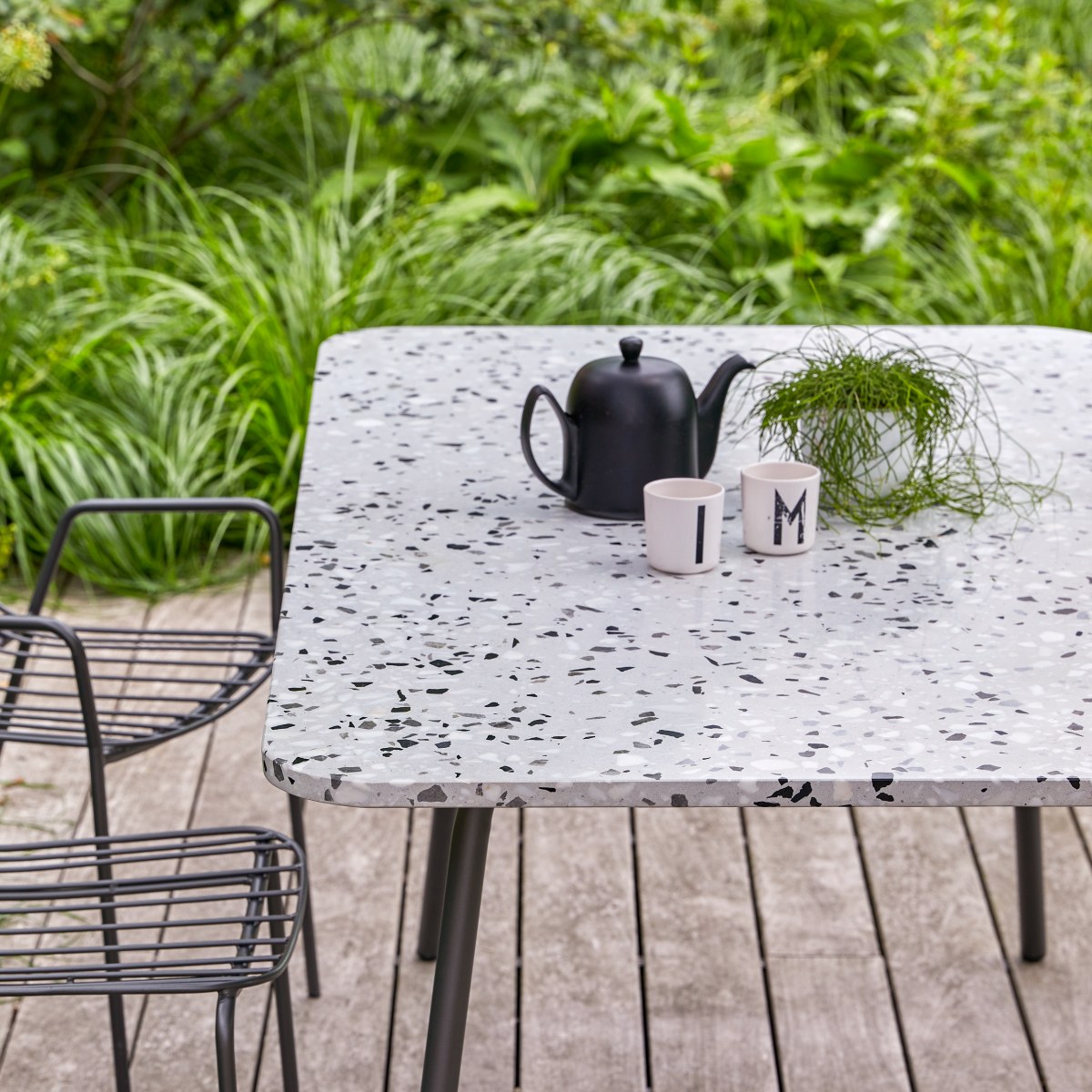 Tikamoon - Rechthoekige tuintafel van terrazzo en grijs metaal 4 6 p.