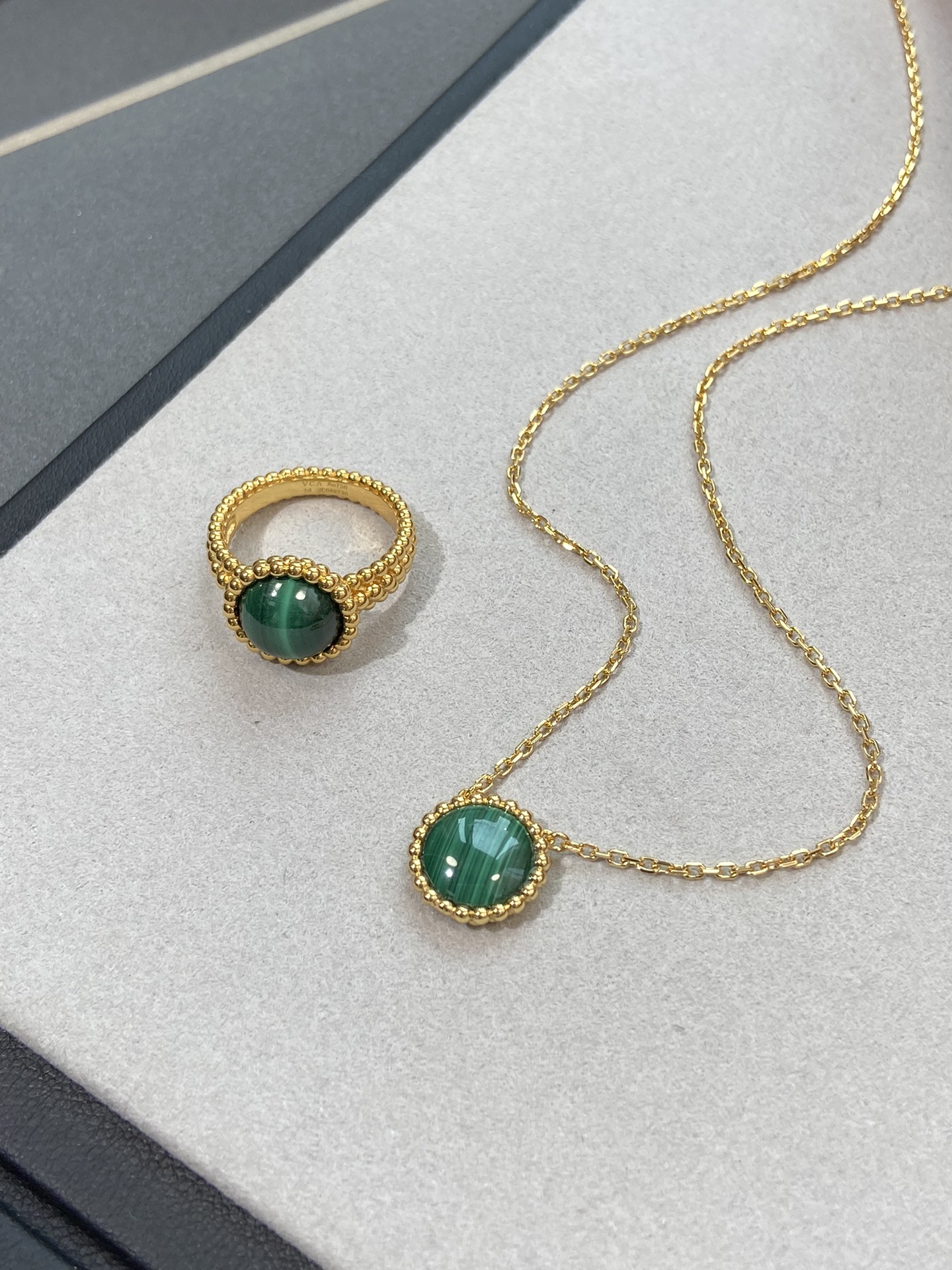 VCA Green Malachite Perlee Couleurs Pendant Necklace - Original Replica Club