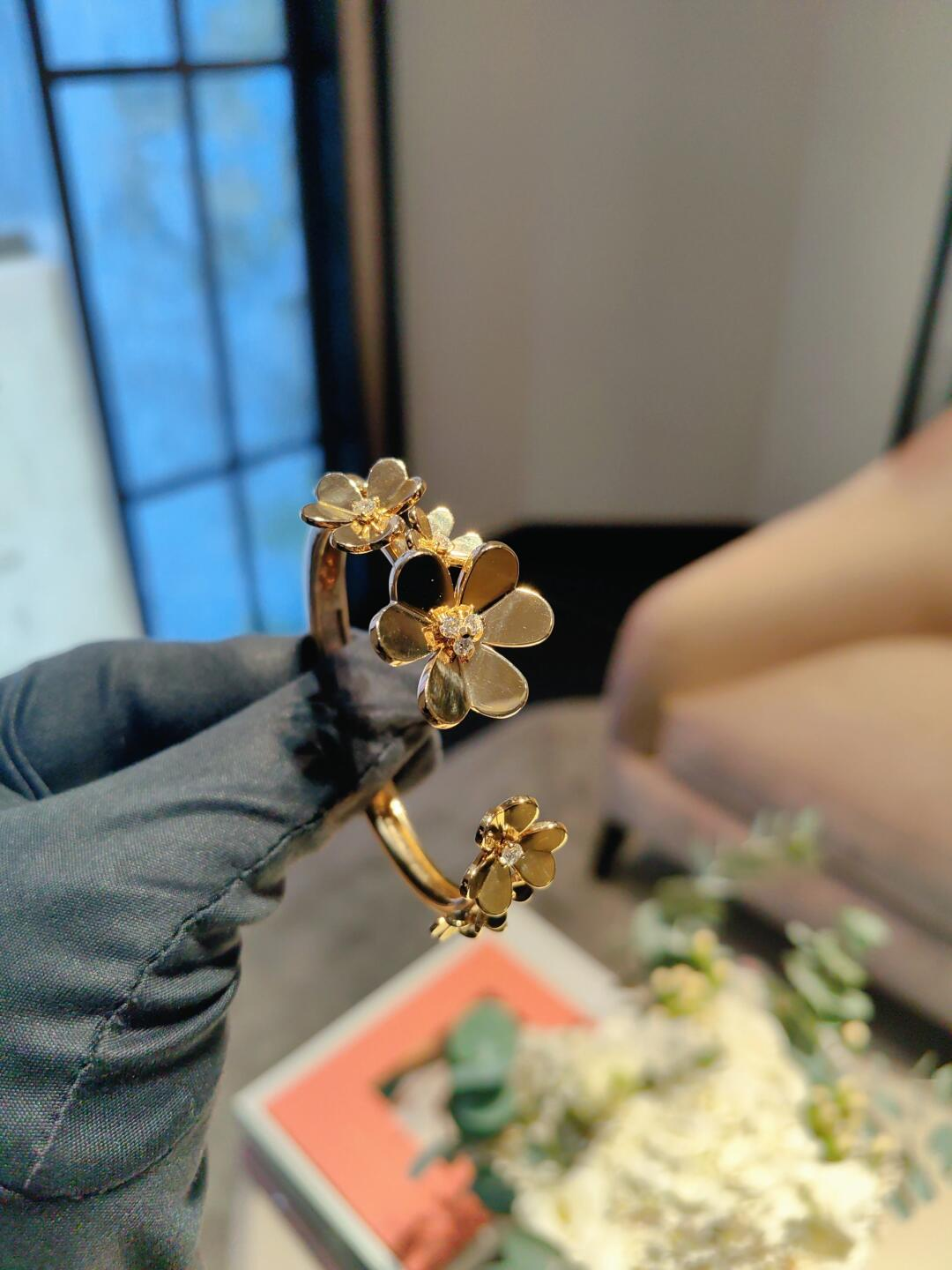 VCA Frivole 7 Flowers Bangle Bracelet - Original Replica Club