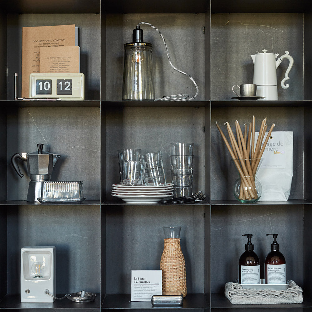 Carafe en verre et rotin