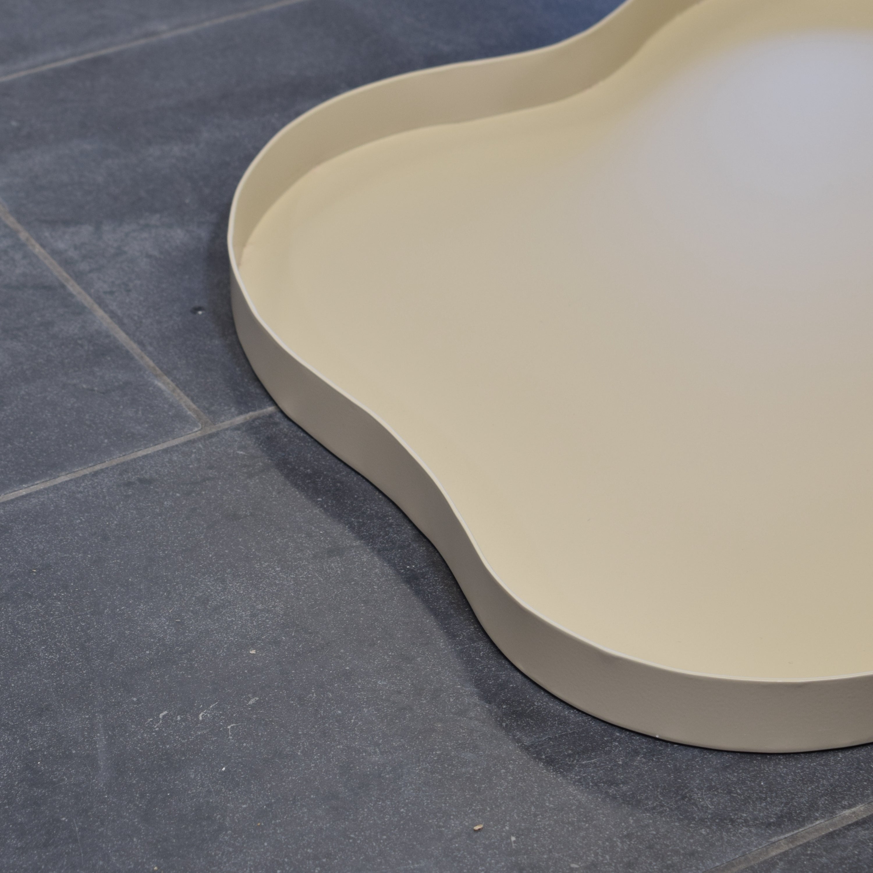 LOFT42 Serva Organisch Metalen Dienblad – Beige – Ø60 cm