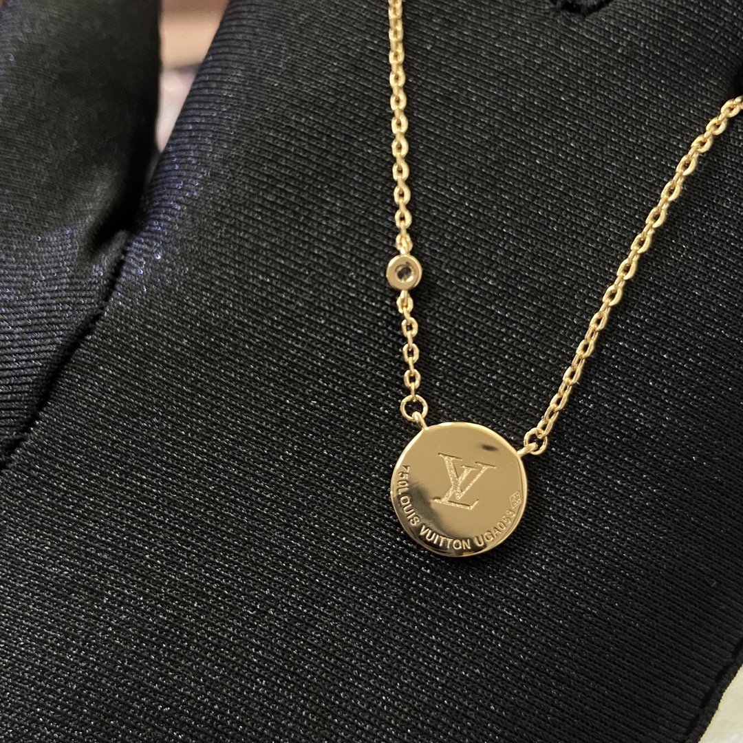 Louis Vuitton Diamond Round Sun Blossom Pendant Necklace in Yellow Gold - Original Replica Club