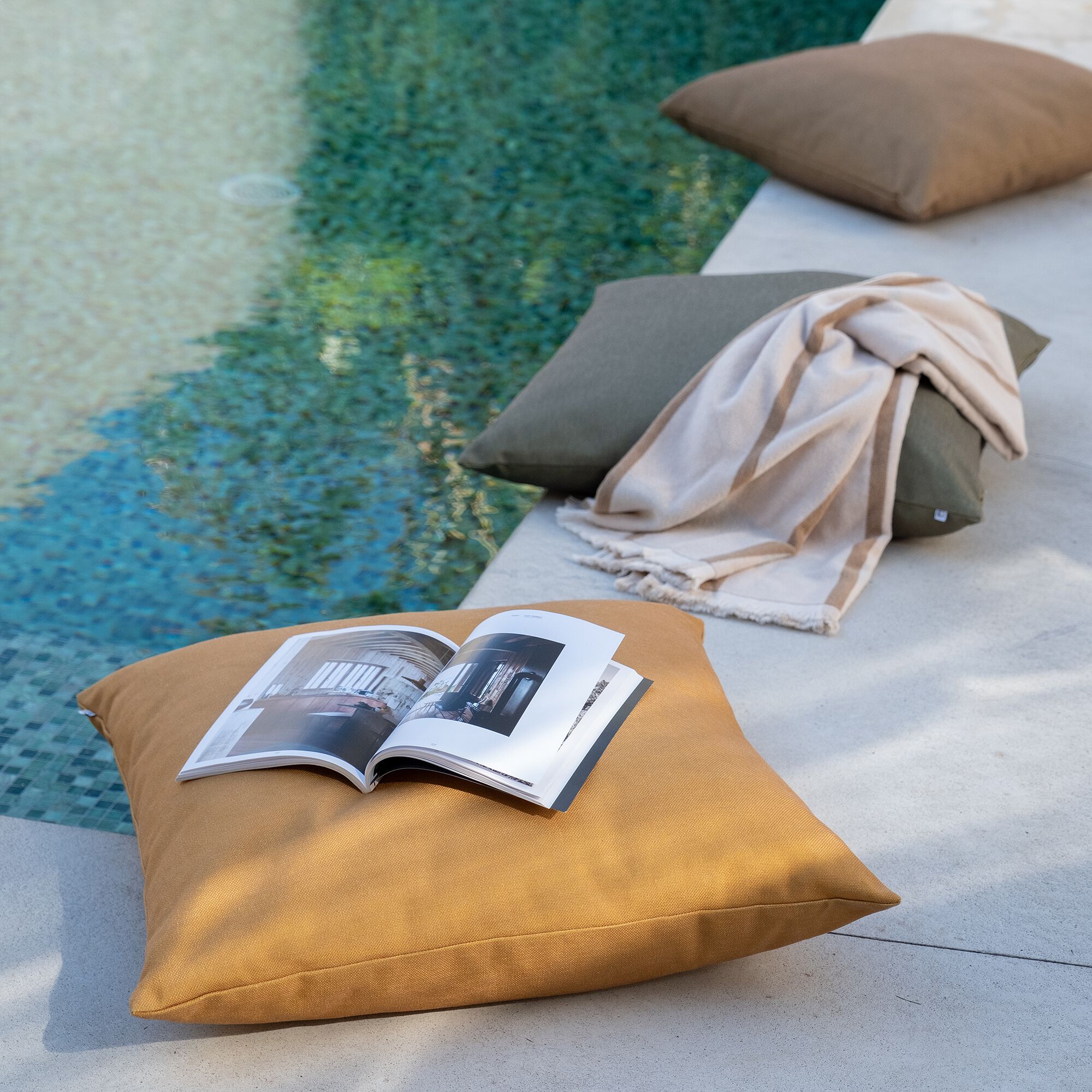 DEMNATI - Coussin de jardin en tissu - jaune argan 70x70cm