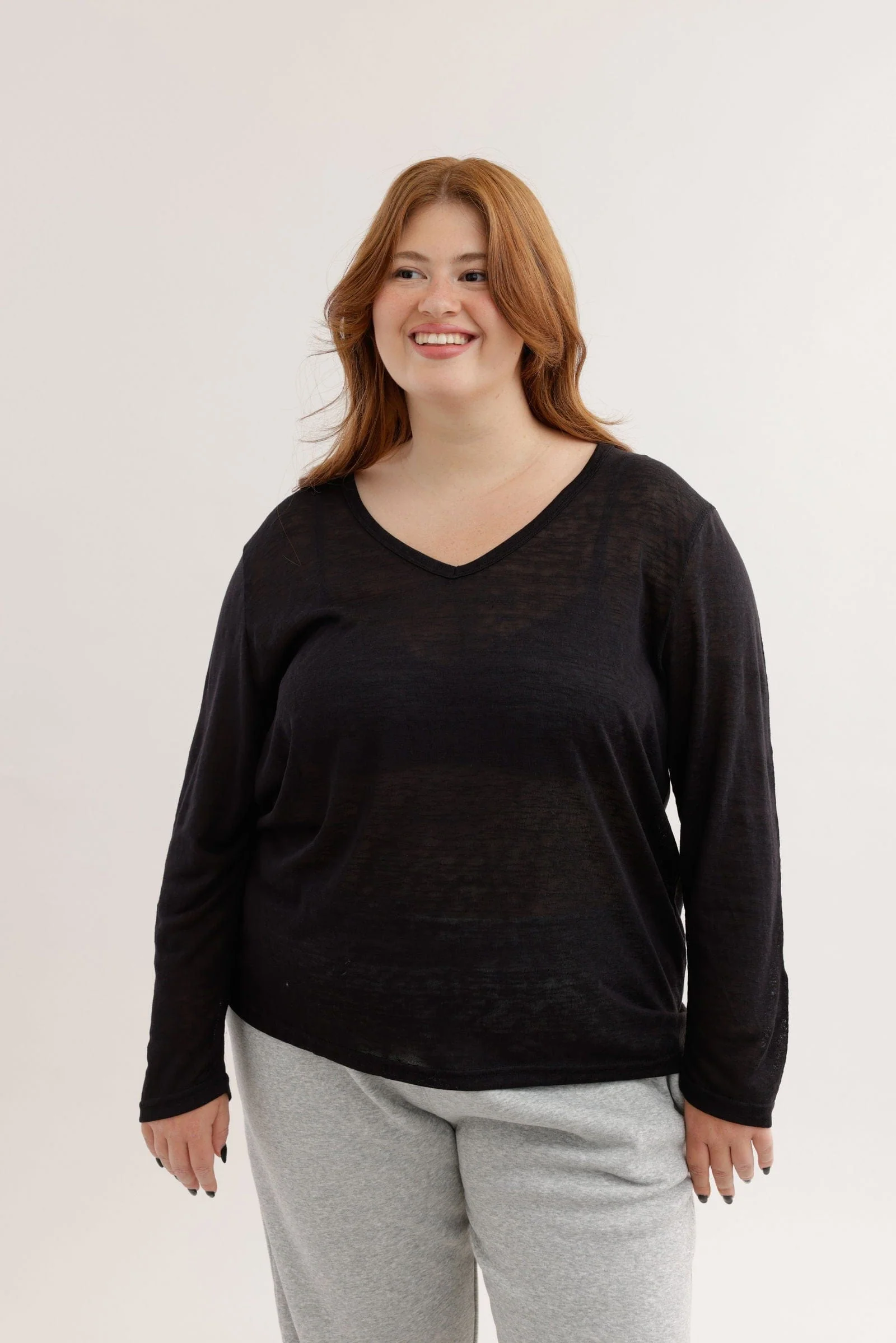 חולצת בייסיק צווארון PLUS SIZE | V