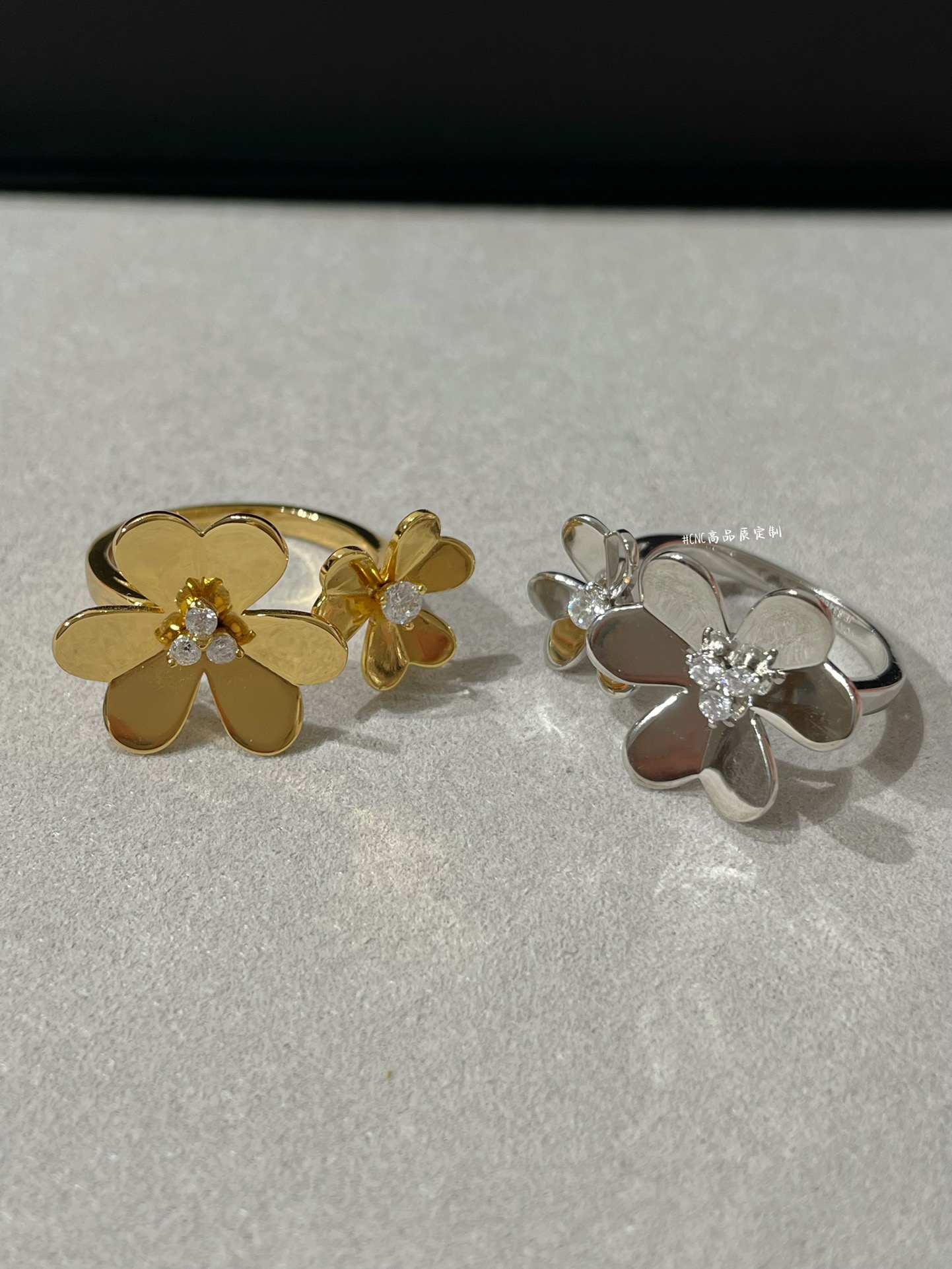 VCA 2 Flowers Frivole Between the Finger Ring - Original Replica Club