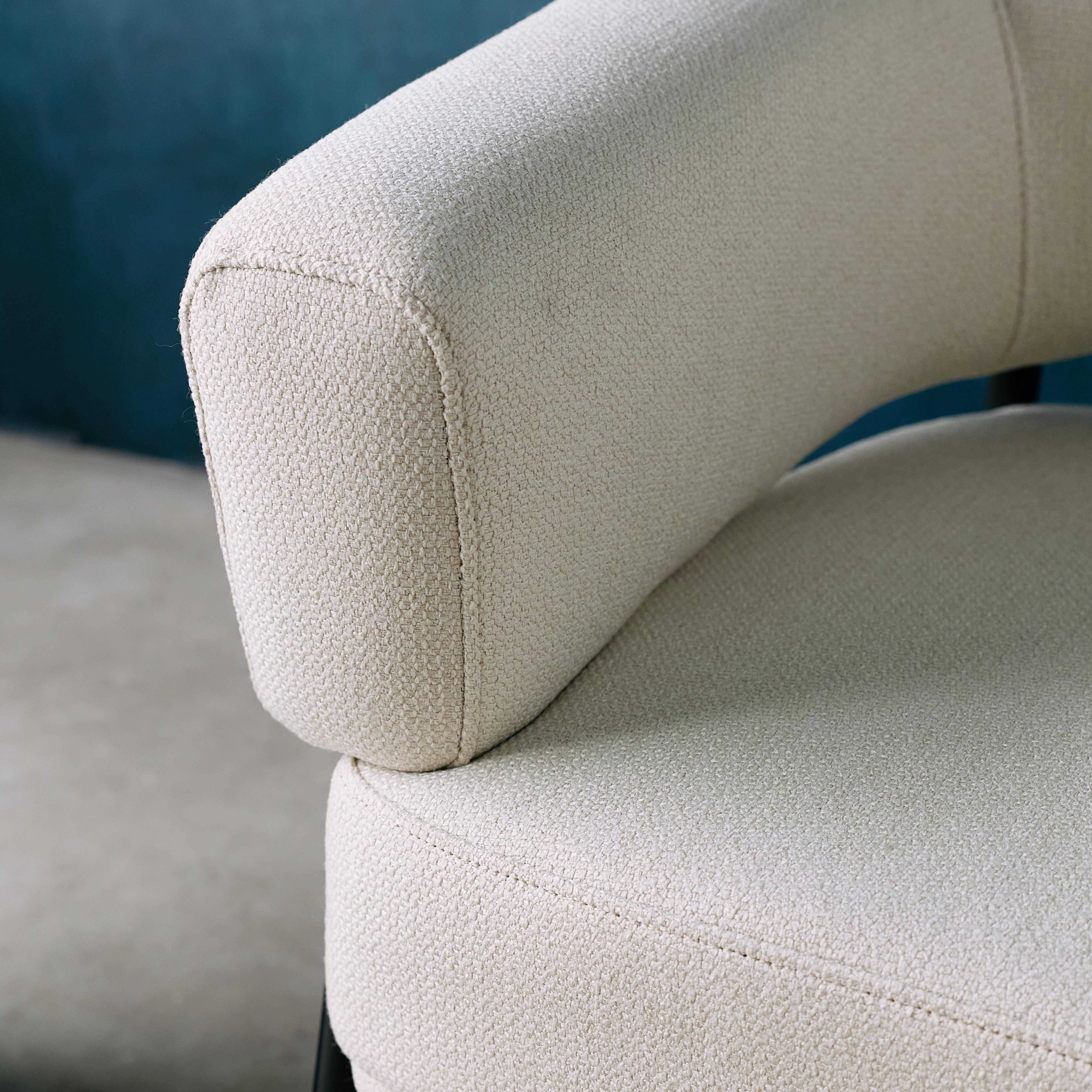Cristo - Sillón de tela con respaldo curvo y patas de metal
