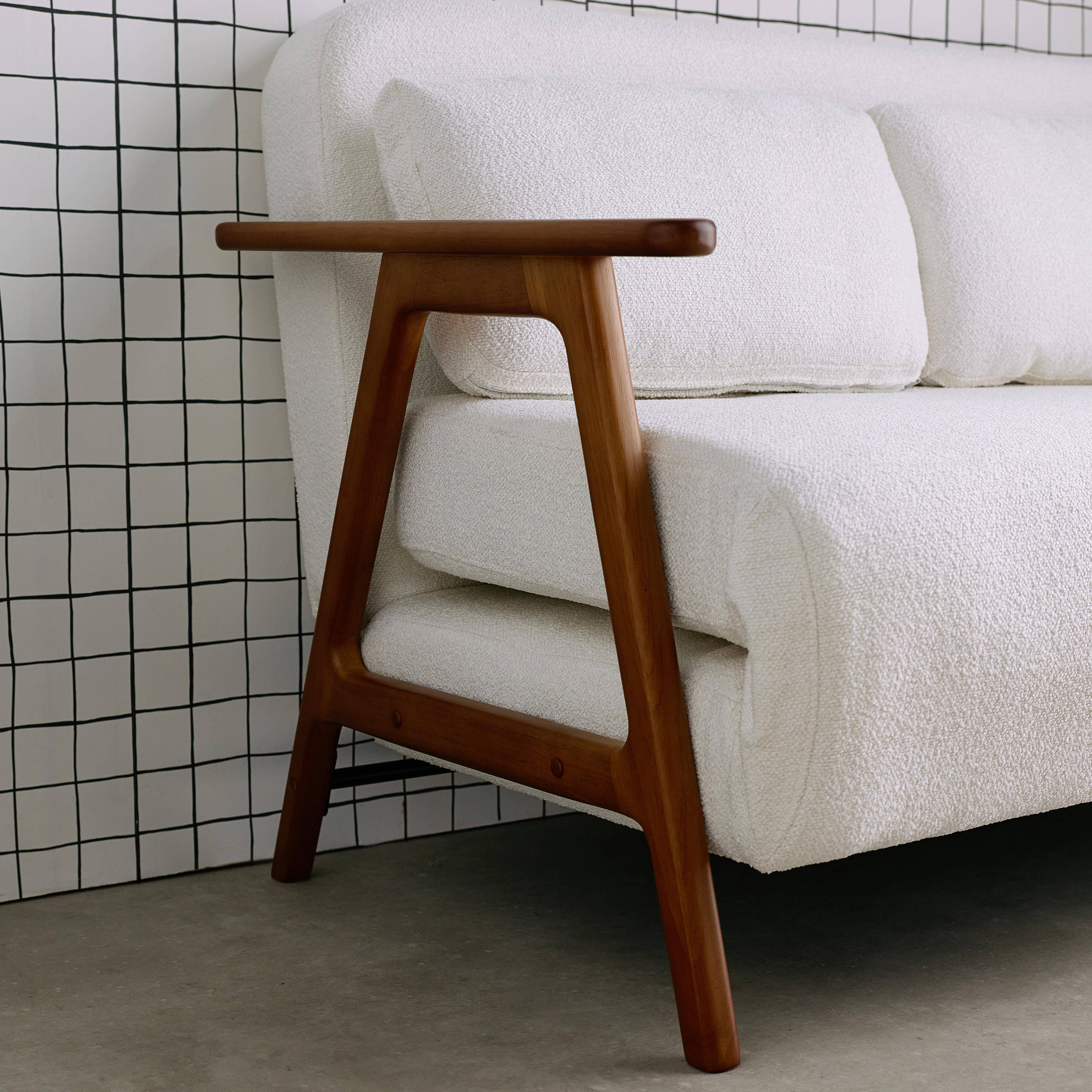 Sven - Sofá cama en borreguito y madera teñido nogal, 2 plazas