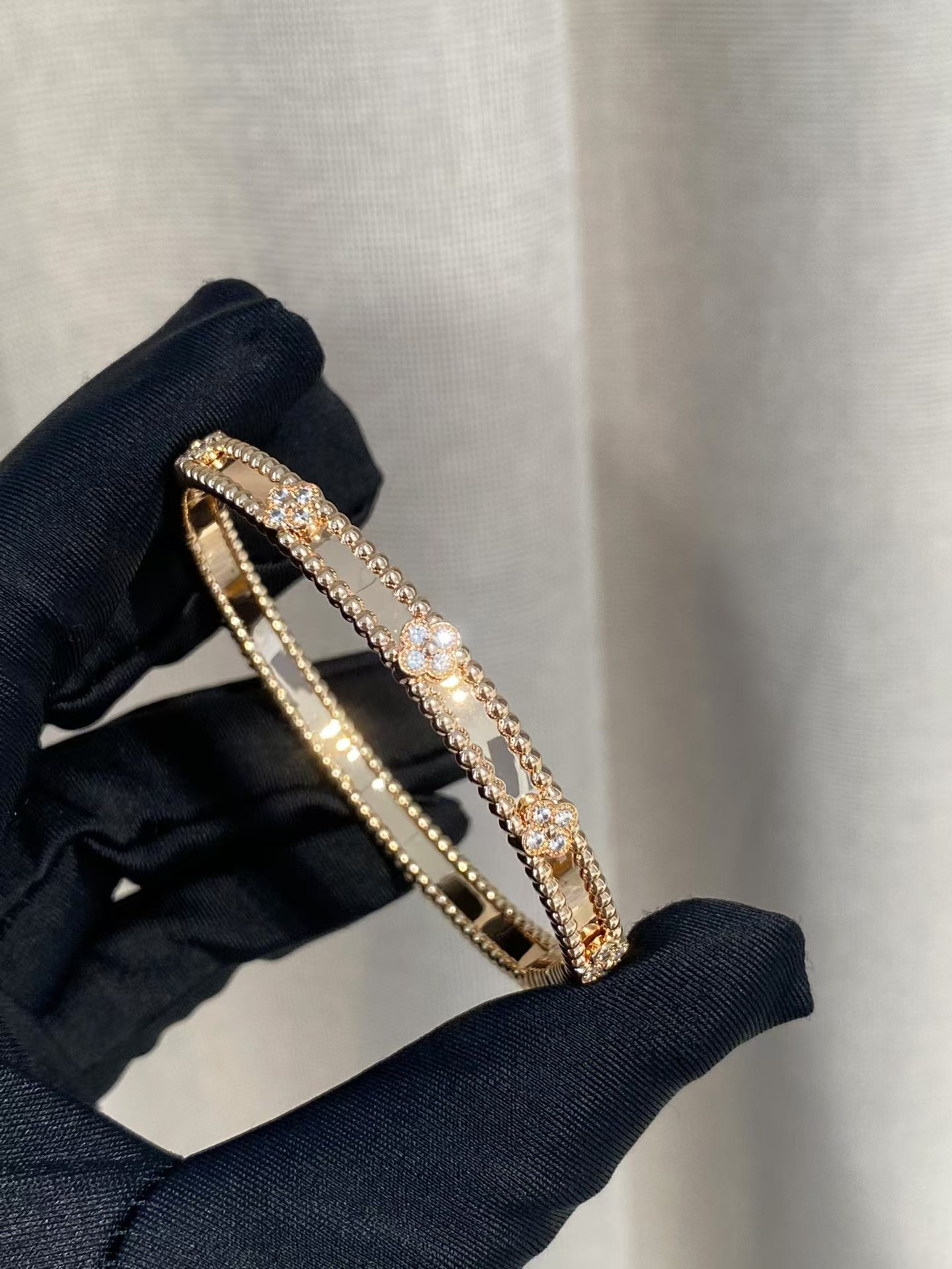 VCA Perlee Sweet Clovers Bracelet Bangle, Medium Model - Original Replica Club