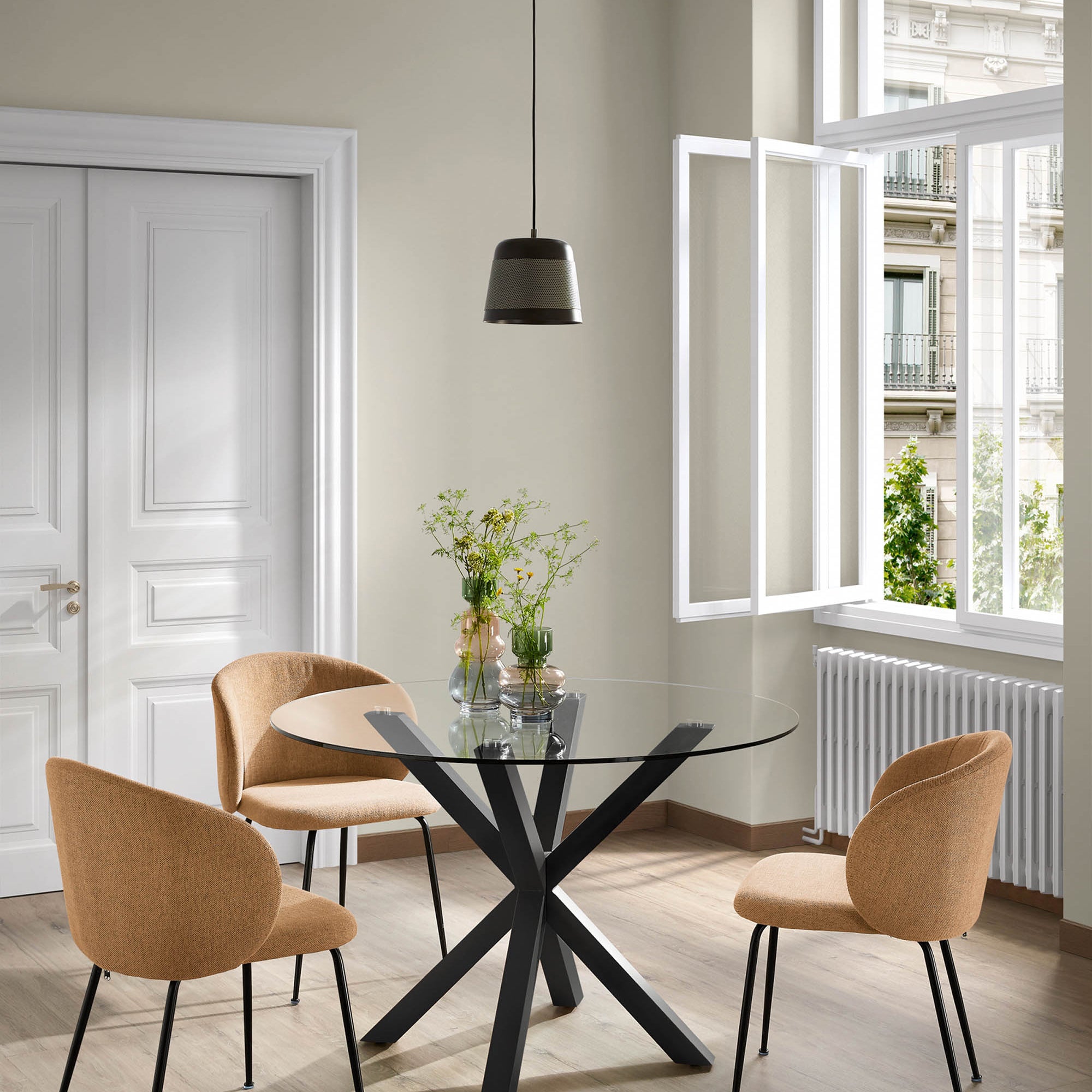 Kave Home Argo Eettafel - Ø 120 cm - Glas / Zwart