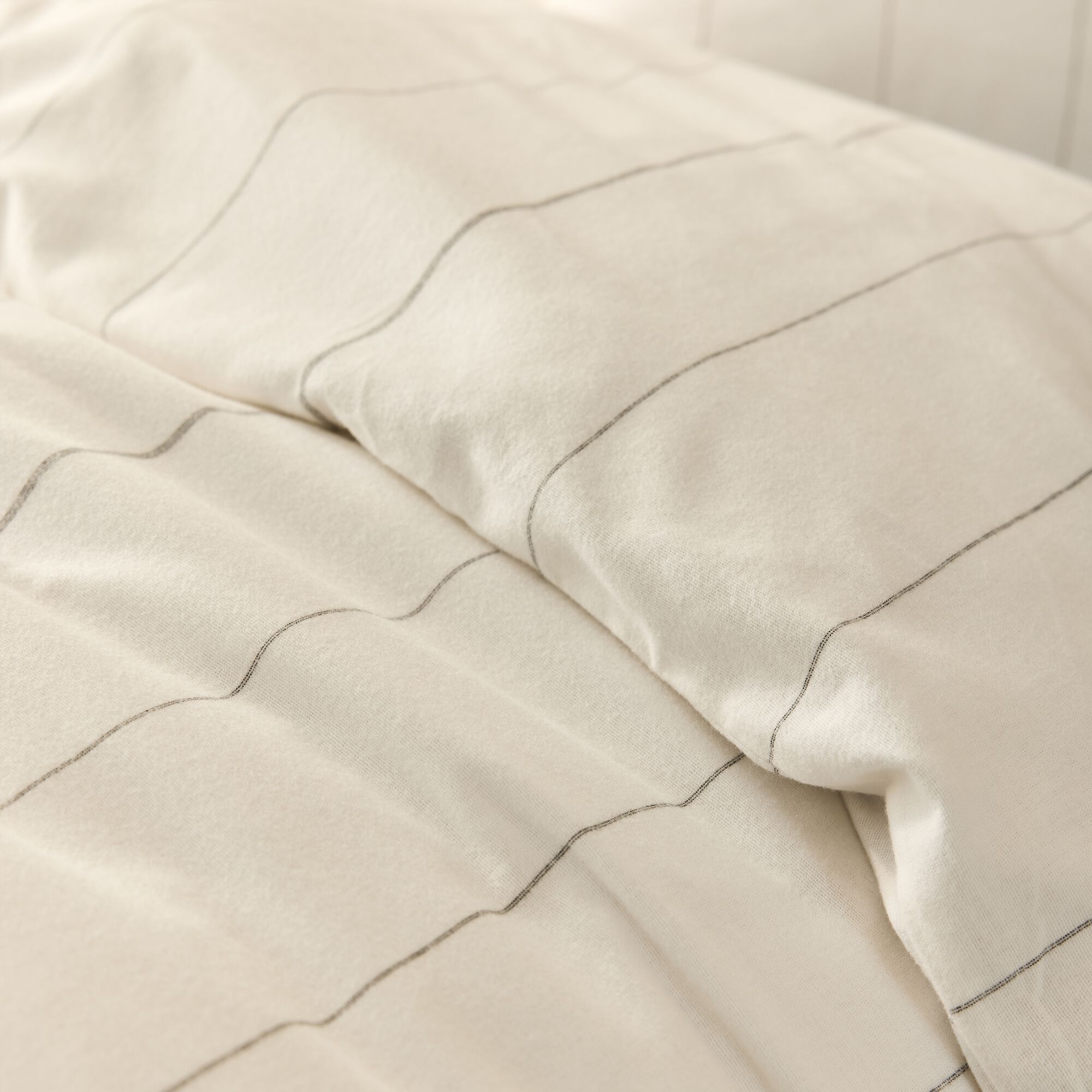 SALOMEE - Housse de couette 240x260cm et 2 taies d'oreiller 65x65cm en flanelle de coton à rayures - blanc