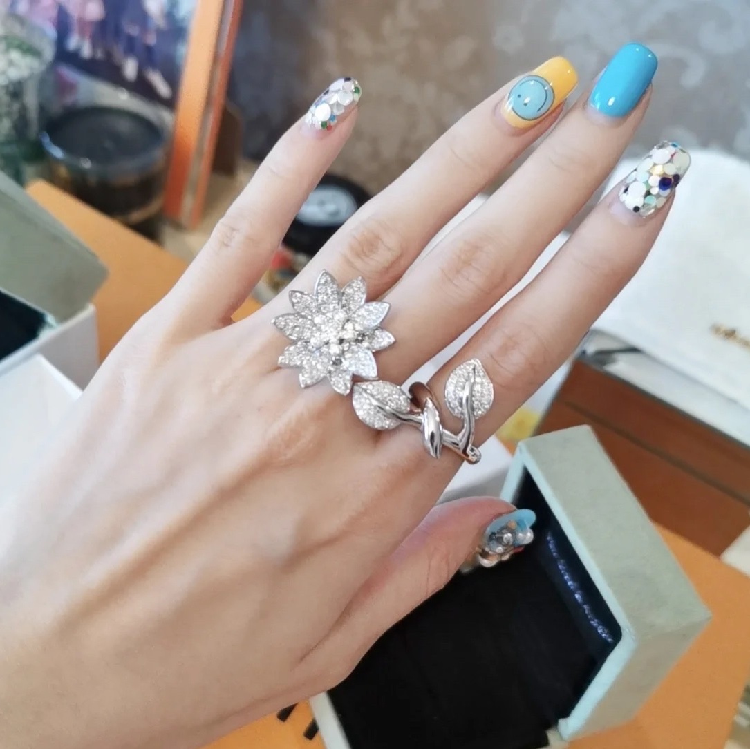 VCA Lotus Between the Finger Ring - Original Replica Club