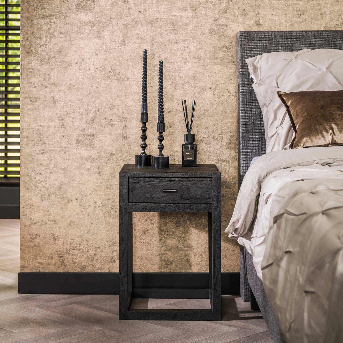 Fraaai - Carol nachtkastje 1L vierkant - massief acacia zwart