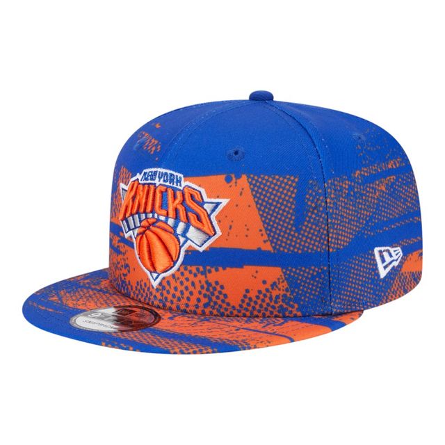 Angled view of the New York Knicks 9FIFTY Snapback Hat highlighting the classic embroidered white New Era flag on the left side panel