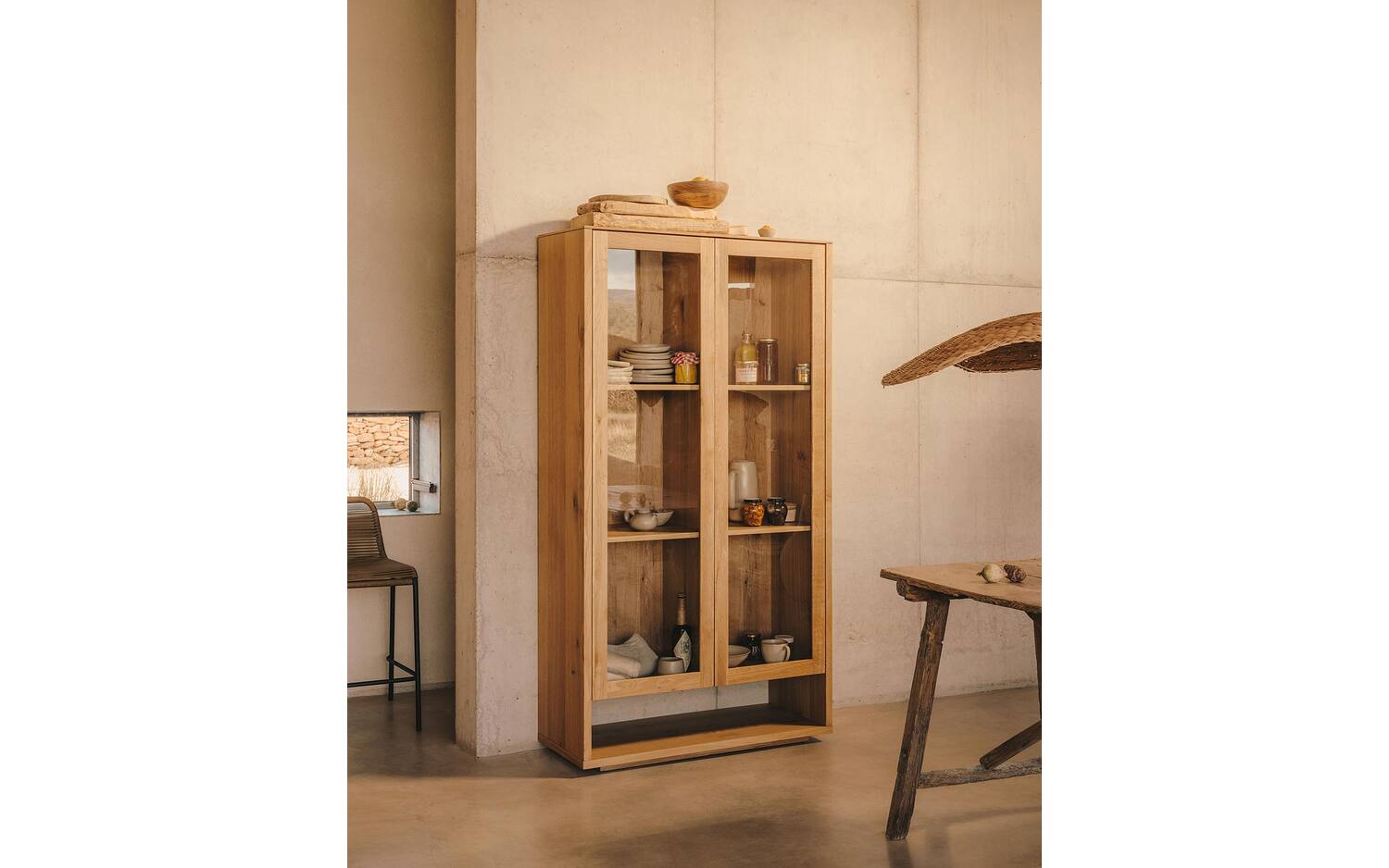 Kave Home - Alguema vitrinekast in eiken fineer met natuurlijke