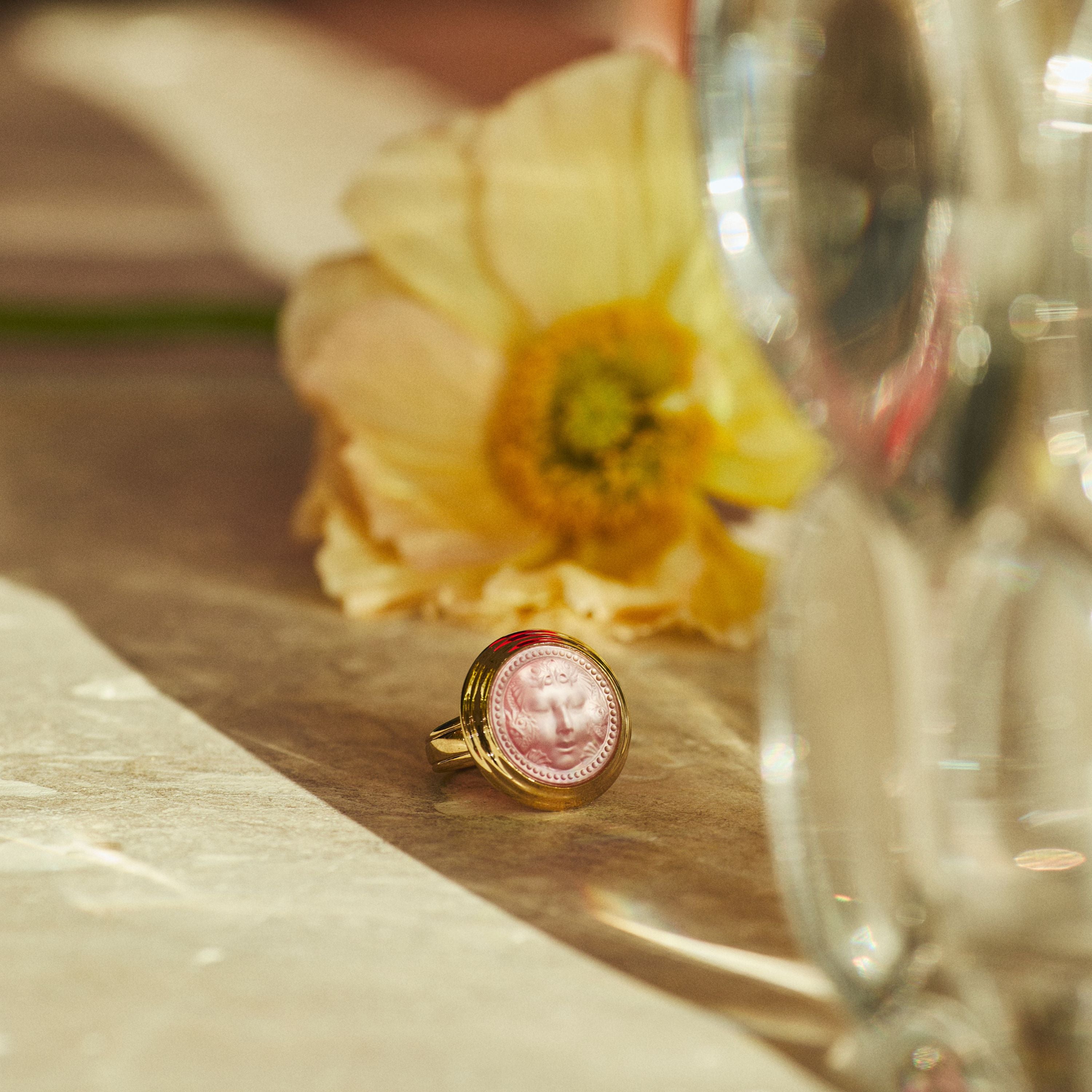 BAGUE ARÉTHUSE ROND - CRISTAL INCOLORE NACRÉ ROSE, PLAQUÉ OR JAUNE 18 CARATS