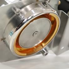 The professional 3-Way solenoid valve ensures dry, easy to knock out pucks.