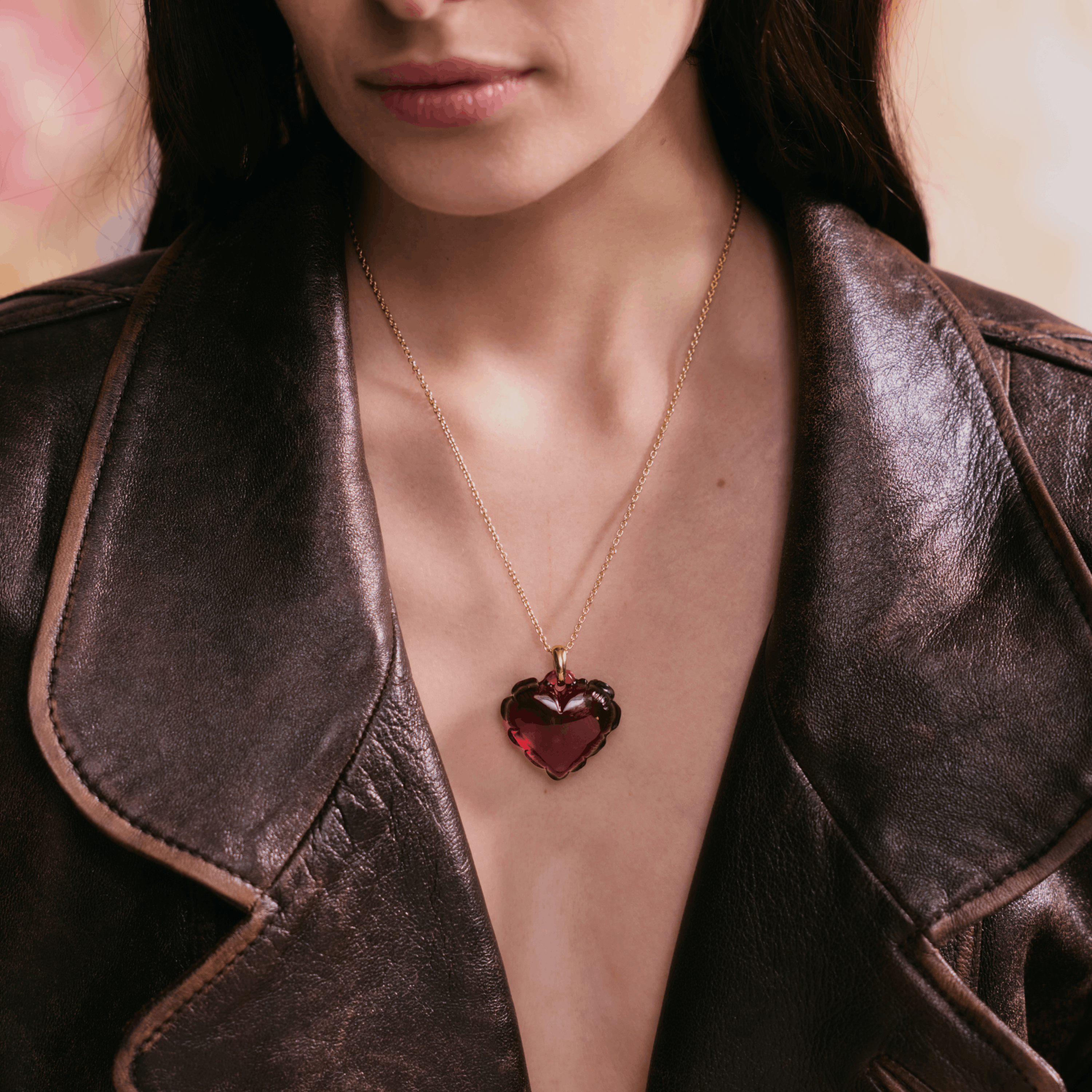 PENDENTIF SOUFFLE D'AMOUR - CRISTAL ROUGE, PLAQUÉ OR JAUNE 18 CARATS