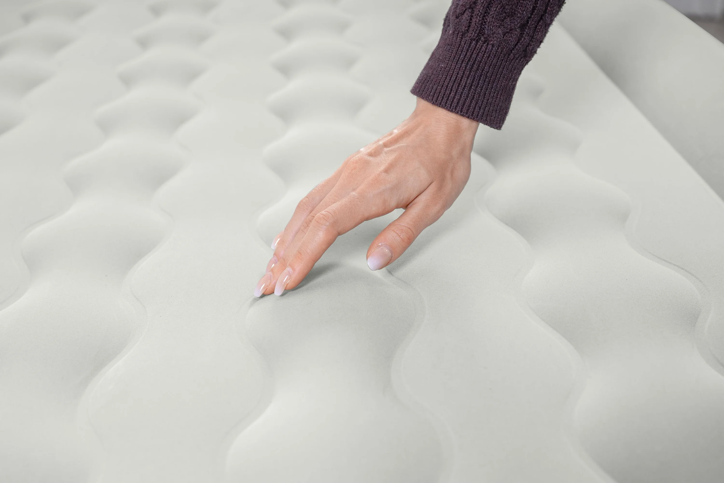 Bestway Tritech Air Mattress King 24" with Built-in AC Pump Included - Image 14
