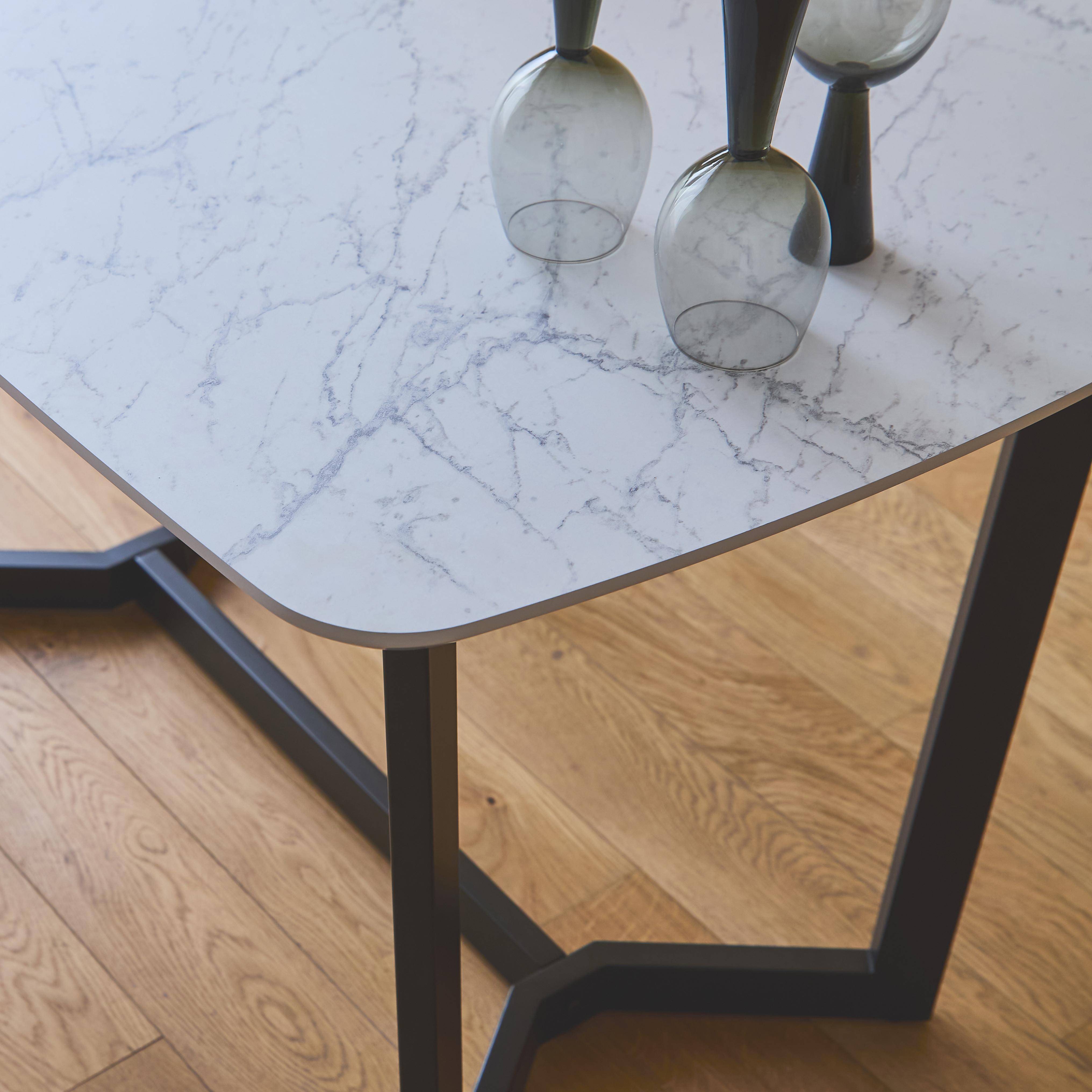 Ópalo - Mesa de comedor efecto mármol, patas de metal, de 4 a 6 plazas
