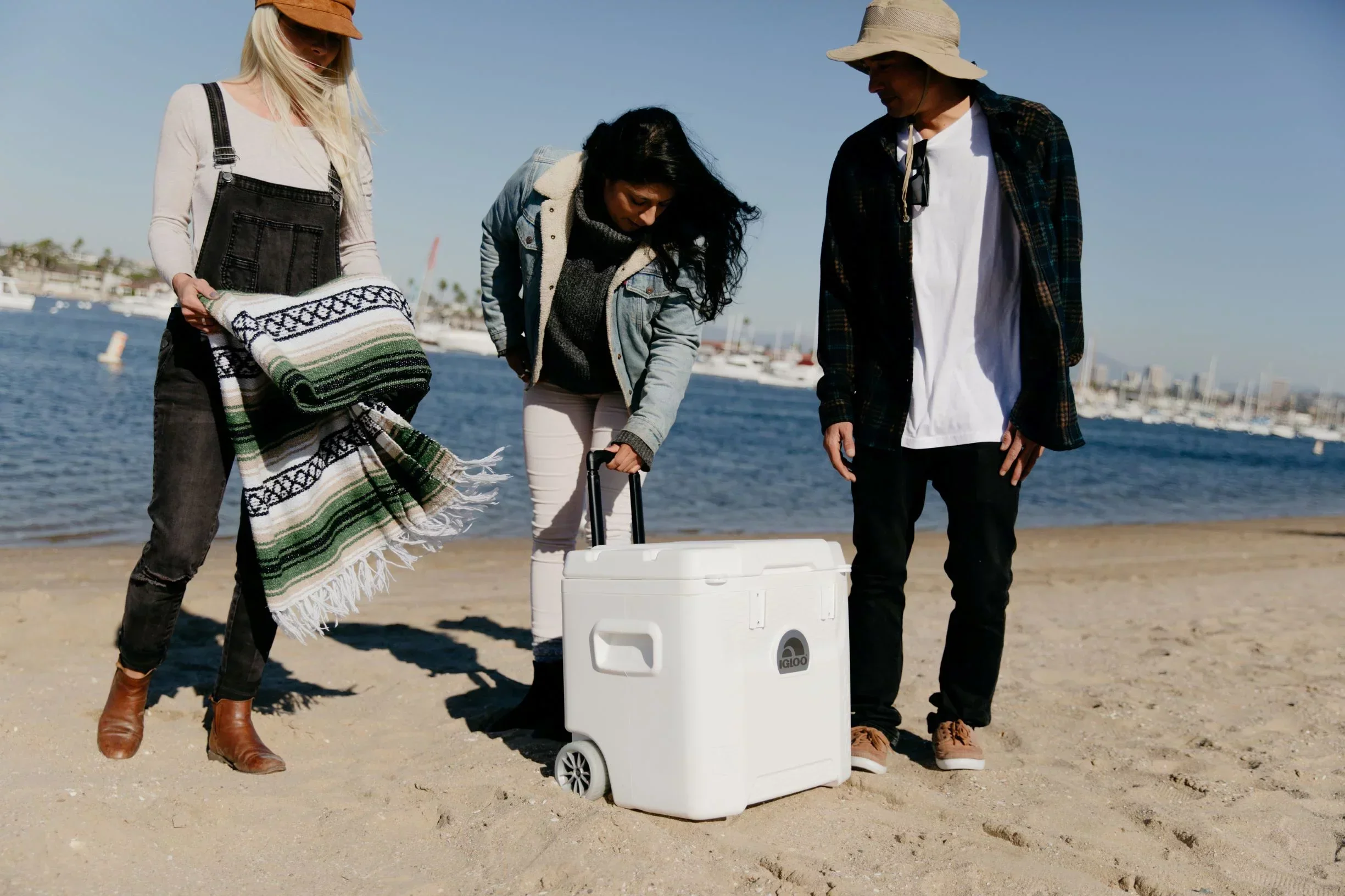 Igloo 52 QT 5-Day Marine Ice Chest Cooler With Wheels, White - Image 4 Igloo 52 QT 5-Day Marine Ice Chest Cooler With Wheels, White - Image 4