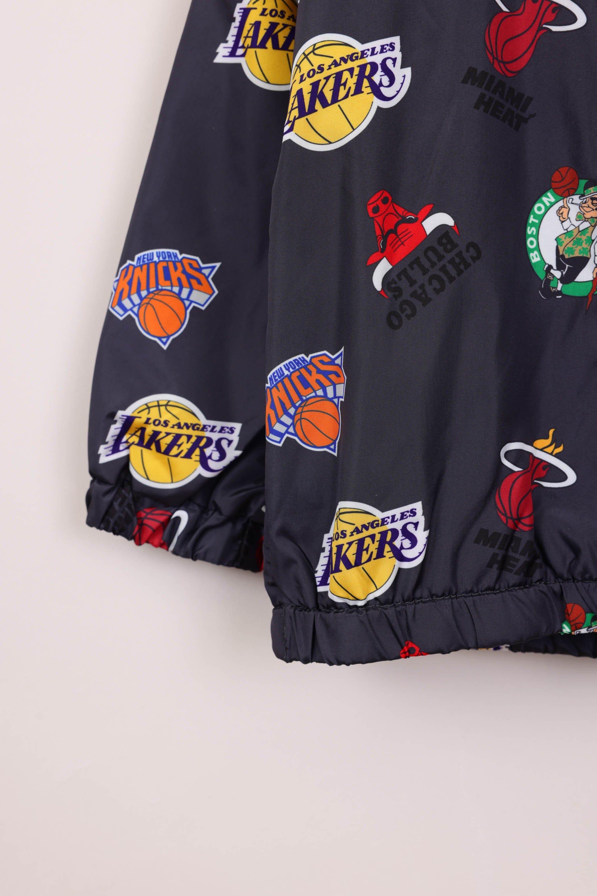מעיל קפוצ'ון ממותג NBA