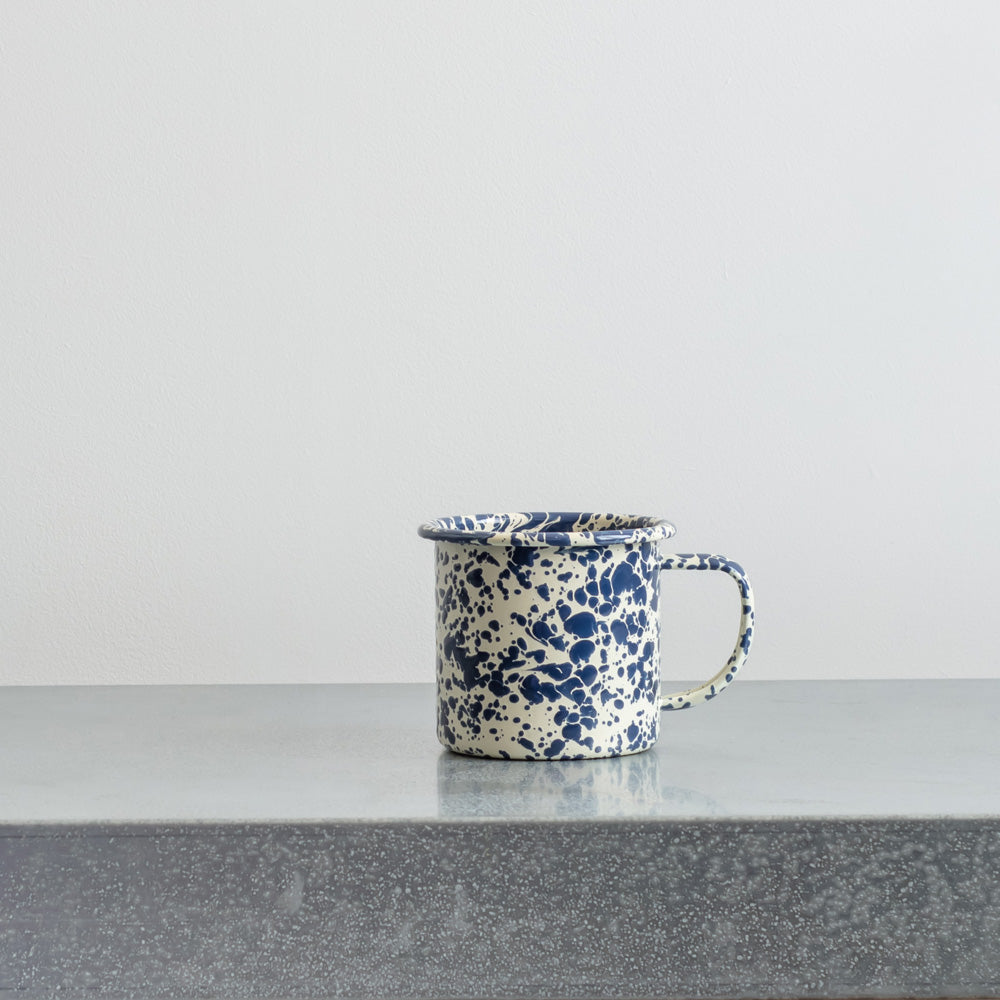 Mug en émail avec éclaboussures bleues